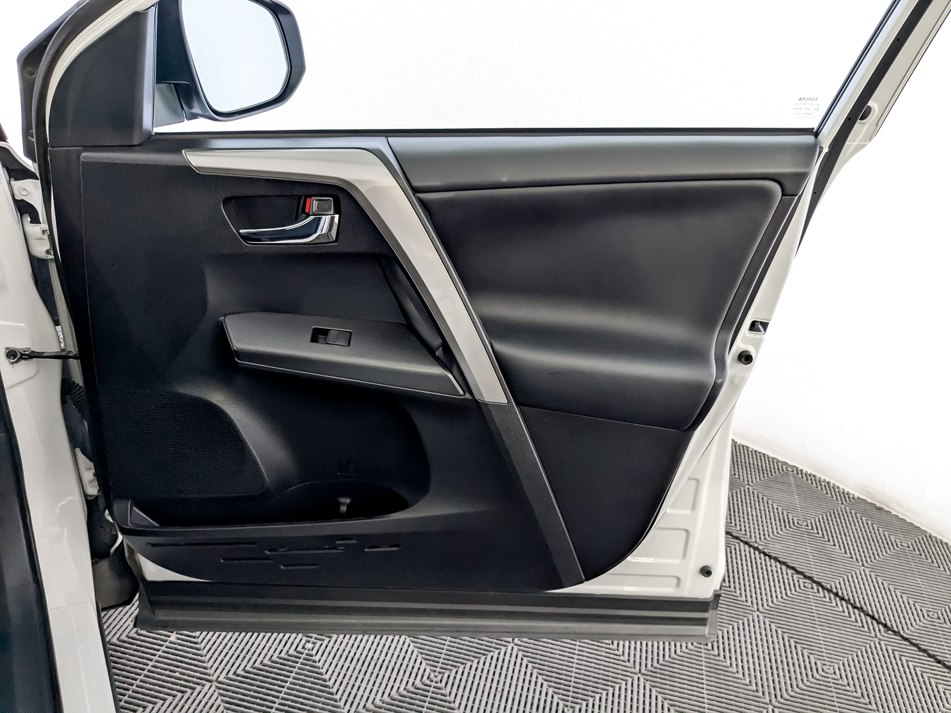 TOYOTA Rav-4 2.00 (146 л.с), автомат, 2018, пробег 97 521 км