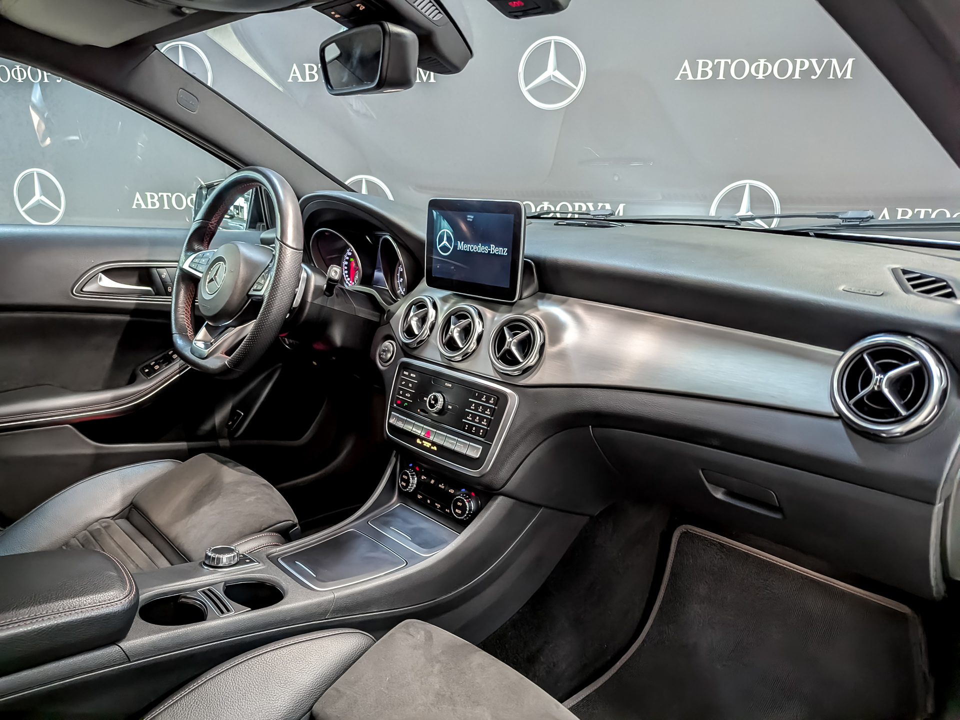 MERCEDES-BENZ GLA 2.00 (211 л.с), автомат, 2018, пробег 95 501 км