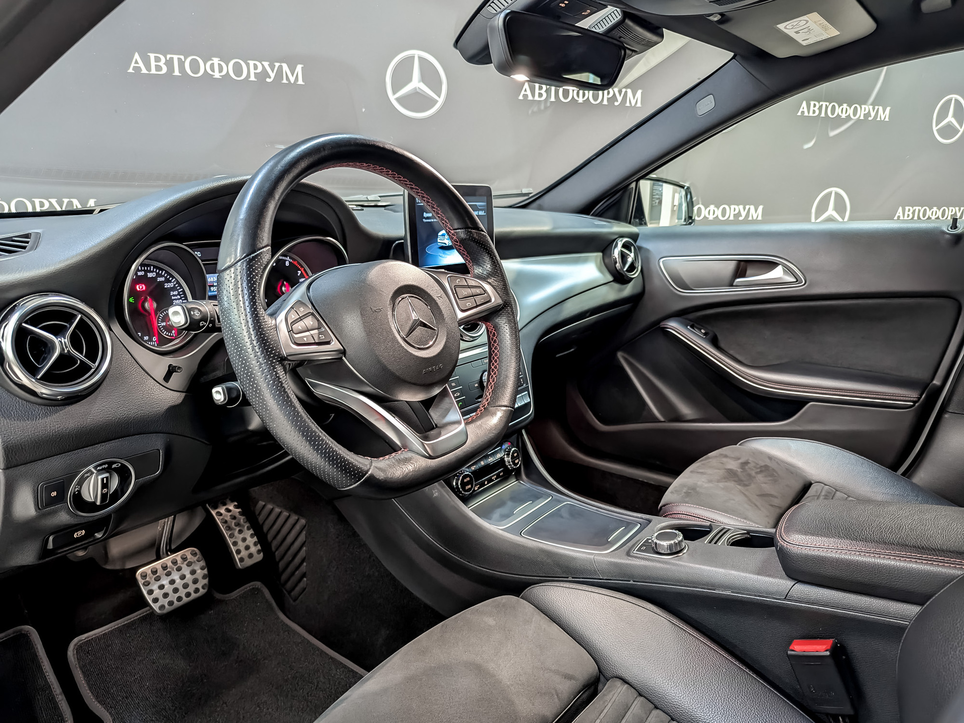 MERCEDES-BENZ GLA 2.00 (211 л.с), автомат, 2018, пробег 95 501 км