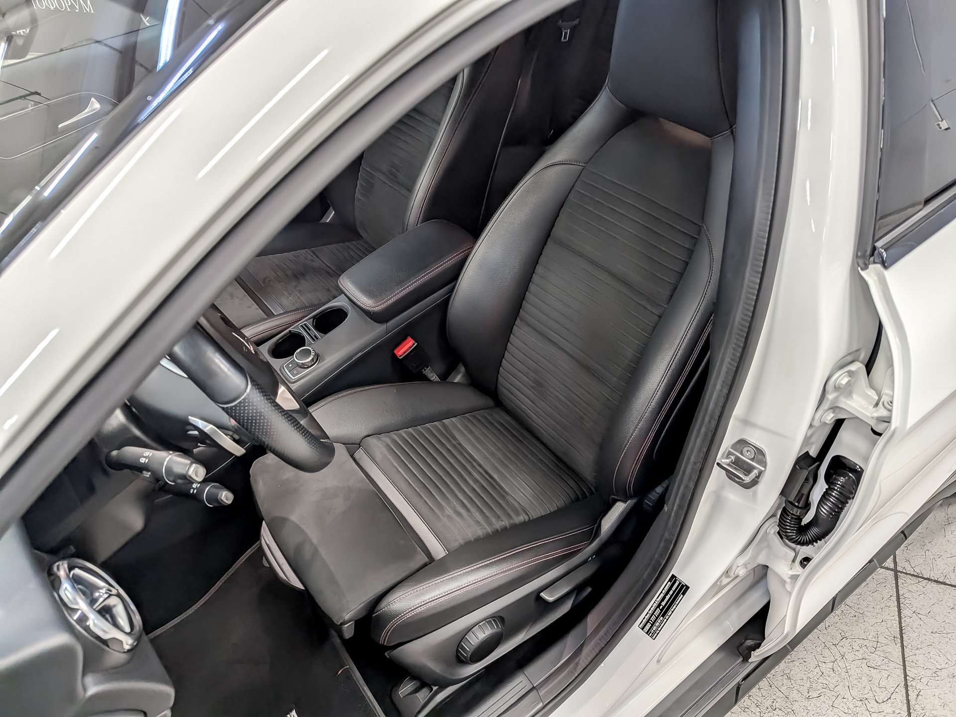 MERCEDES-BENZ GLA 2.00 (211 л.с), автомат, 2018, пробег 95 501 км