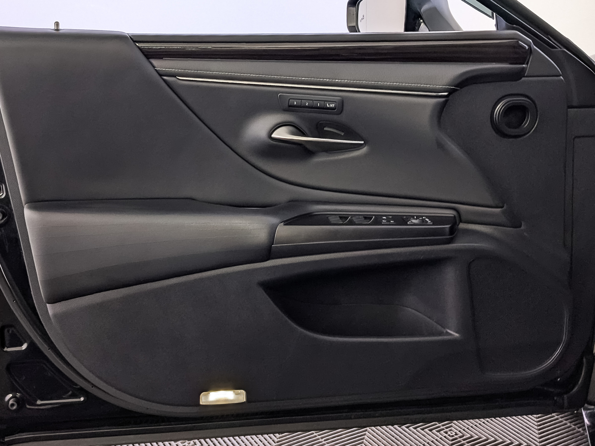 LEXUS ES 2.50 (200 л.с), автомат, 2018, пробег 227 838 км