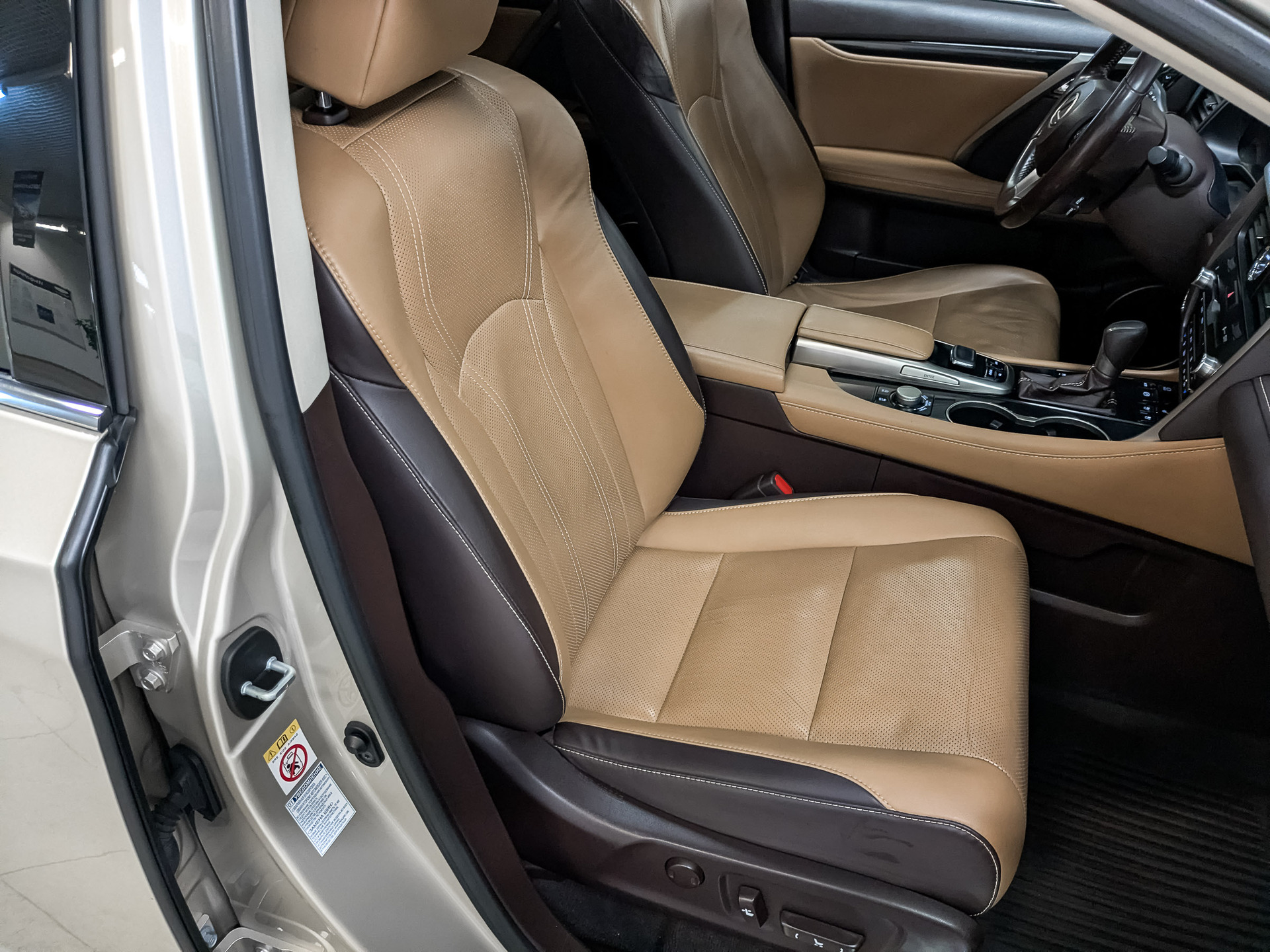 LEXUS RX 2.00 (238 л.с), автомат, 2019, пробег 156 000 км