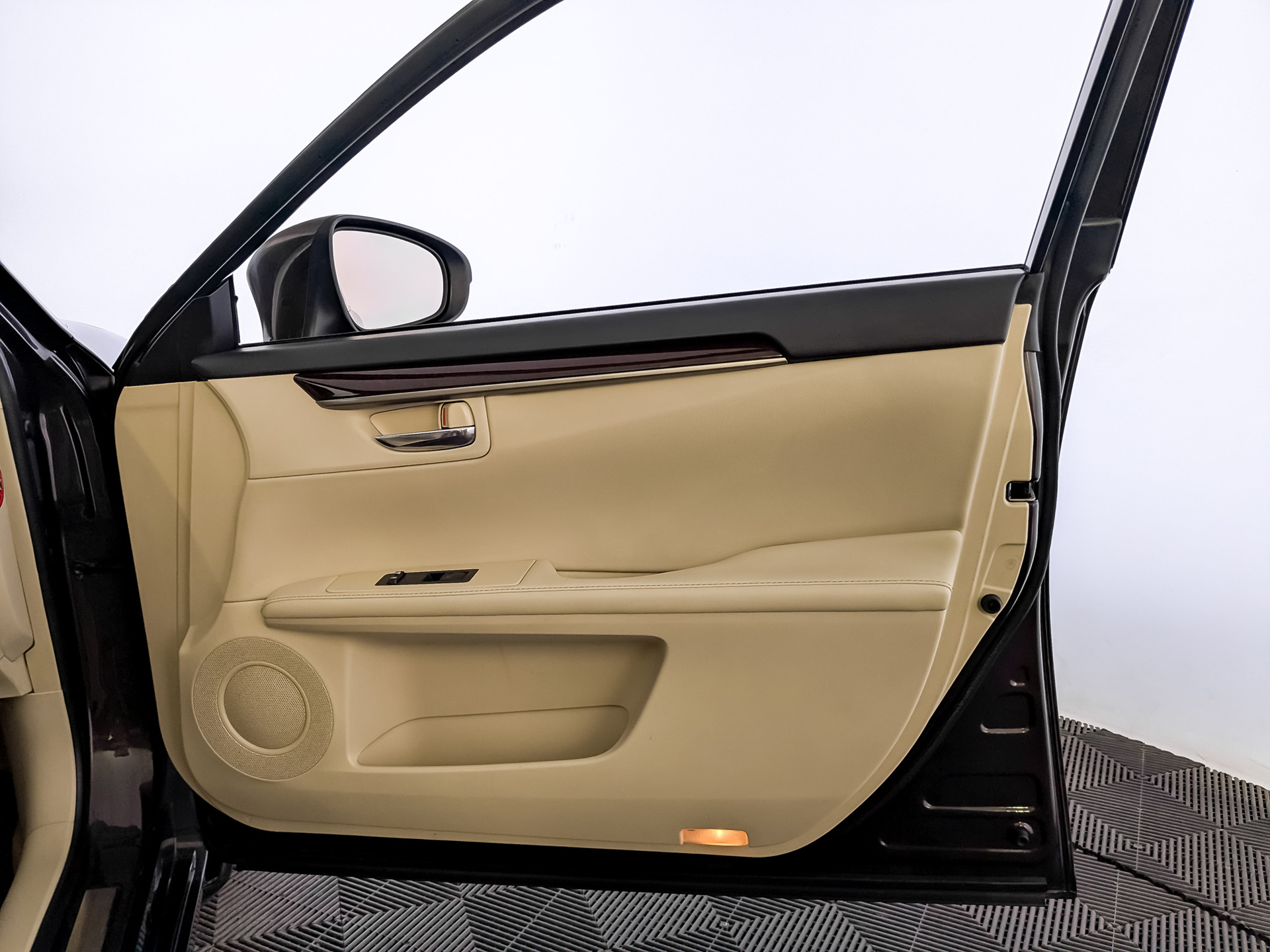 LEXUS ES 2.50 (184 л.с), автомат, 2014, пробег 139 704 км