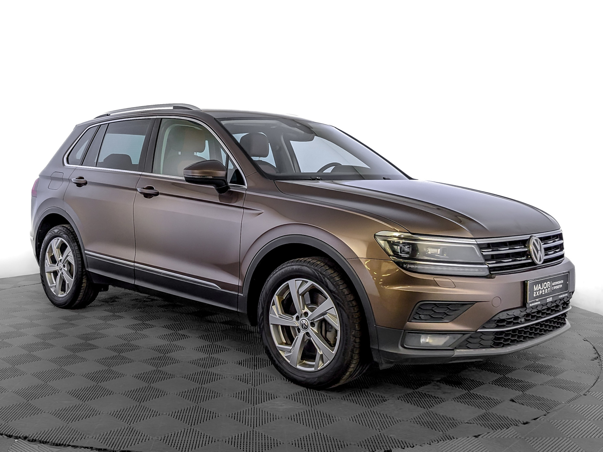VOLKSWAGEN Tiguan 2.00 (220 л.с), автомат, 2019, пробег 138 492 км