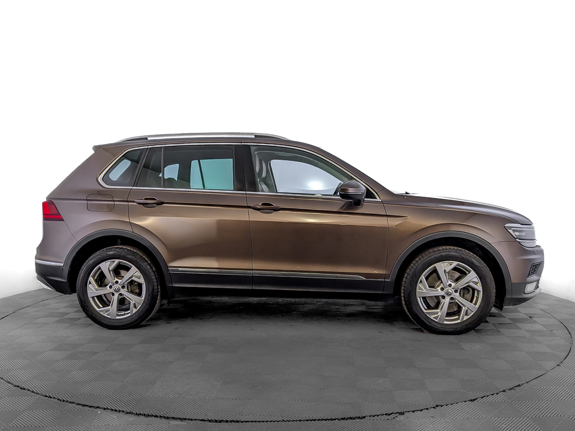 VOLKSWAGEN Tiguan 2.00 (220 л.с), автомат, 2019, пробег 138 492 км