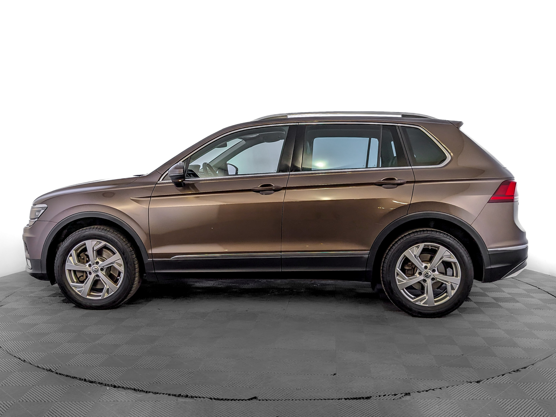 VOLKSWAGEN Tiguan 2.00 (220 л.с), автомат, 2019, пробег 138 492 км