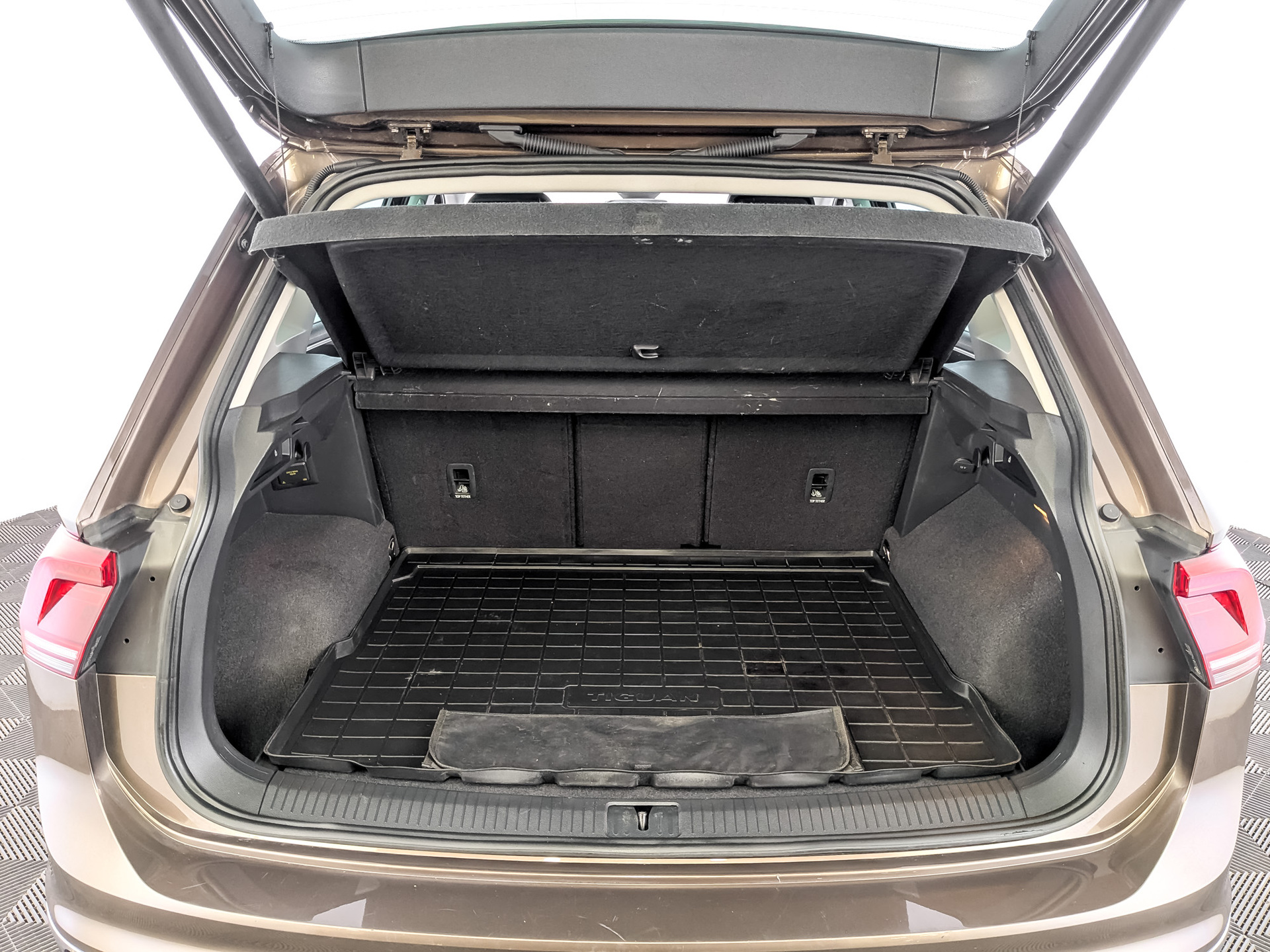 VOLKSWAGEN Tiguan 2.00 (220 л.с), автомат, 2019, пробег 138 492 км
