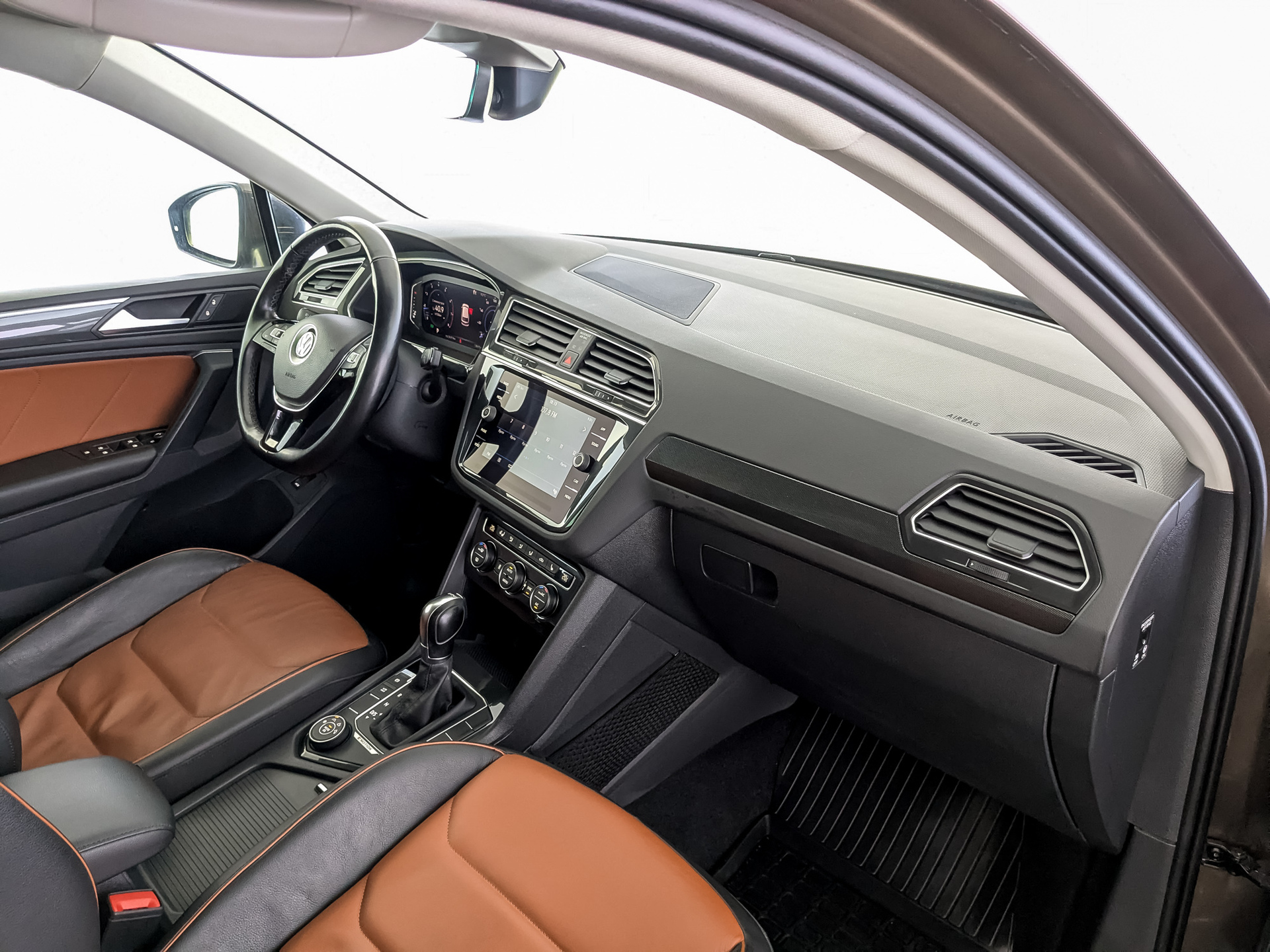VOLKSWAGEN Tiguan 2.00 (220 л.с), автомат, 2019, пробег 138 492 км