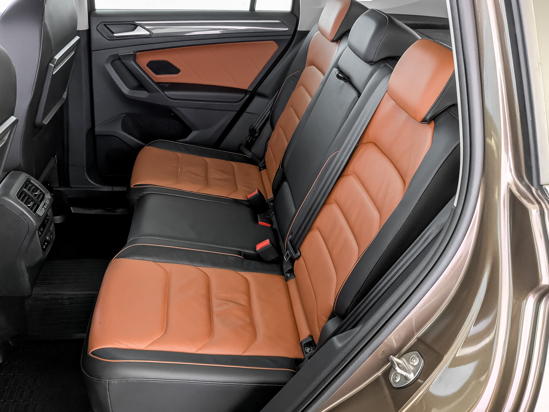VOLKSWAGEN Tiguan 2.00 (220 л.с), автомат, 2019, пробег 138 492 км