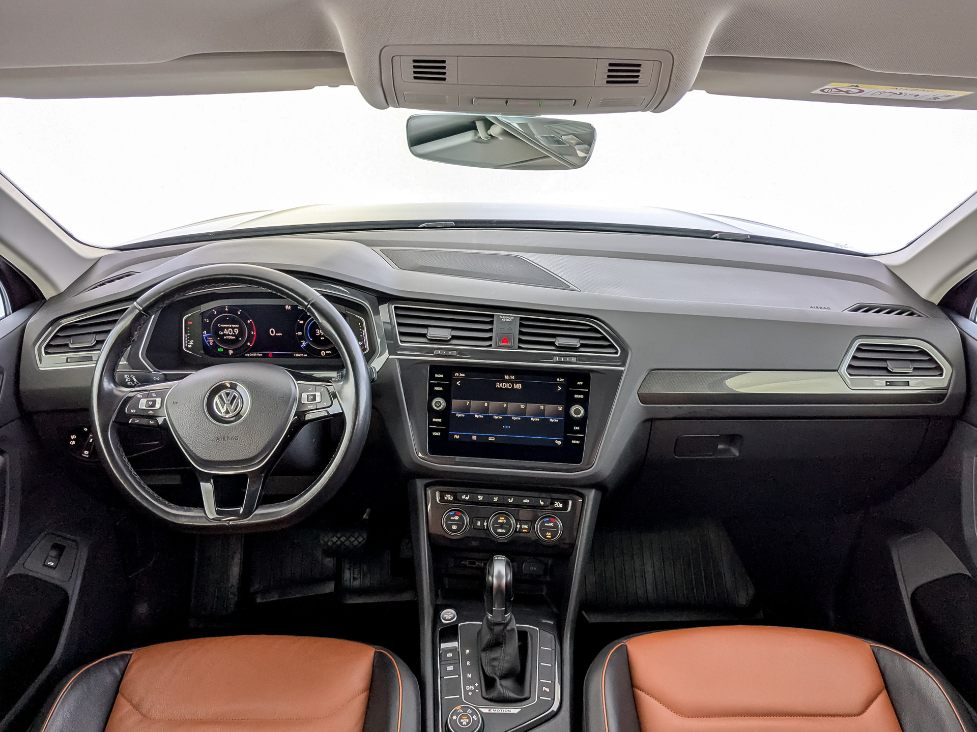 VOLKSWAGEN Tiguan 2.00 (220 л.с), автомат, 2019, пробег 138 492 км
