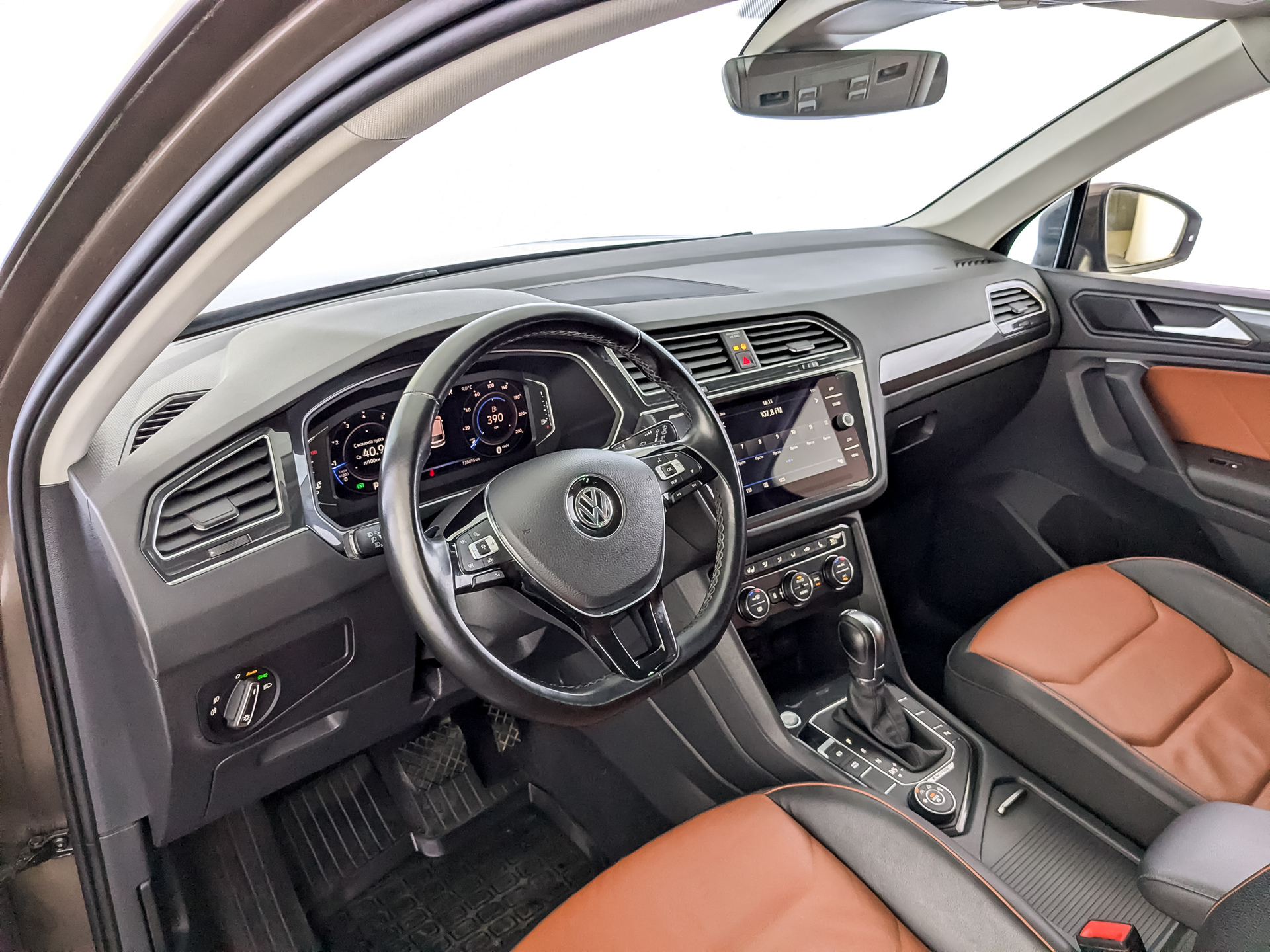 VOLKSWAGEN Tiguan 2.00 (220 л.с), автомат, 2019, пробег 138 492 км
