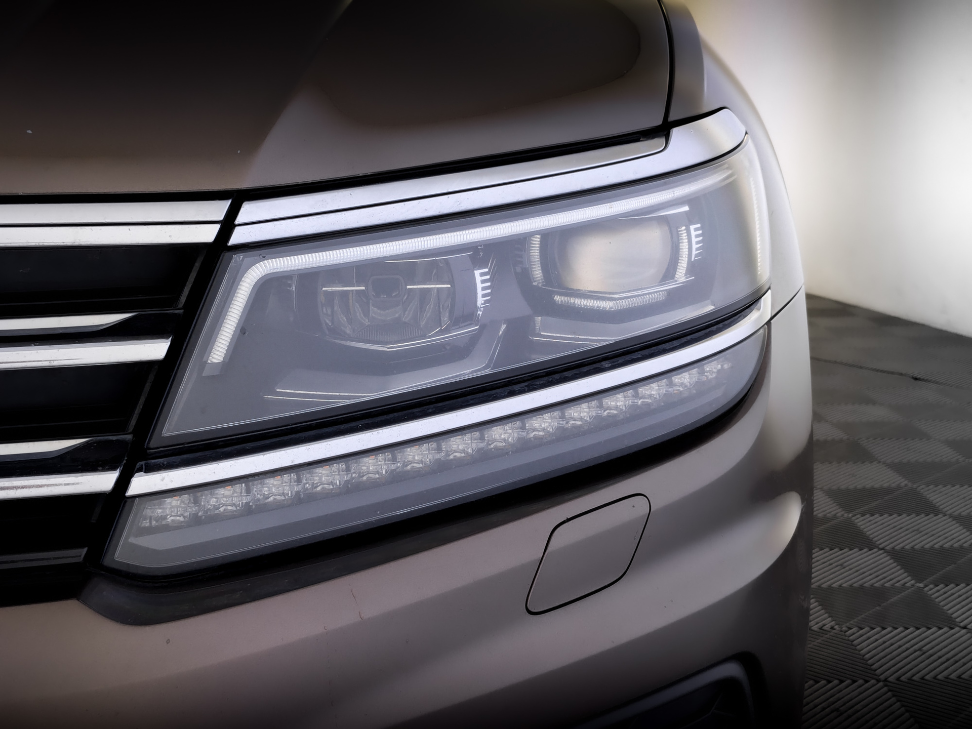 VOLKSWAGEN Tiguan 2.00 (220 л.с), автомат, 2019, пробег 138 492 км