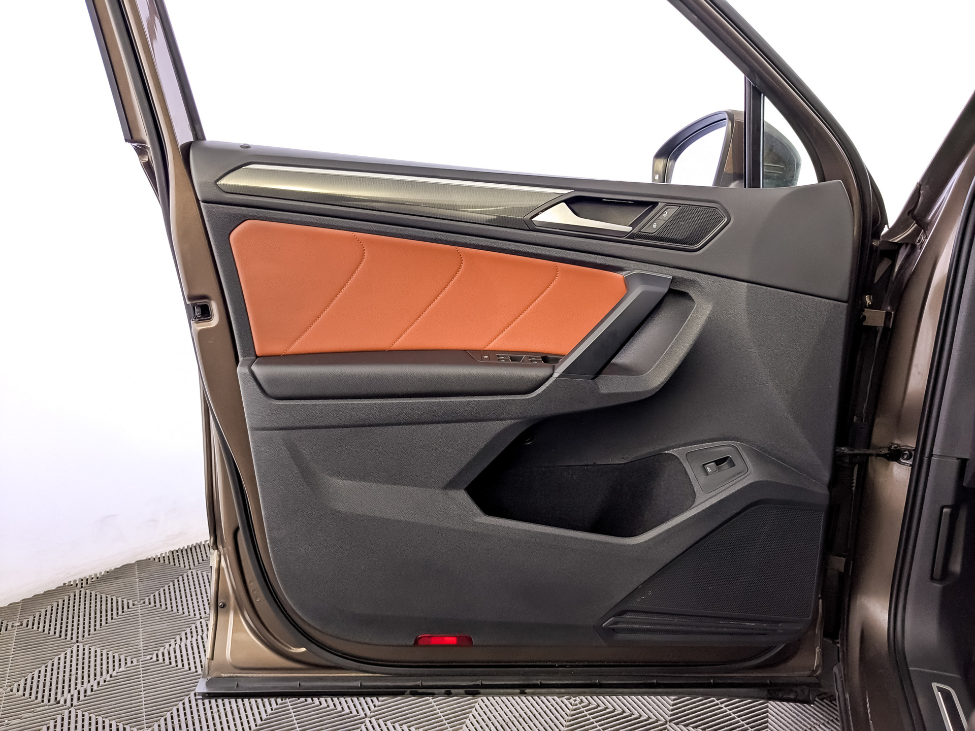 VOLKSWAGEN Tiguan 2.00 (220 л.с), автомат, 2019, пробег 138 492 км