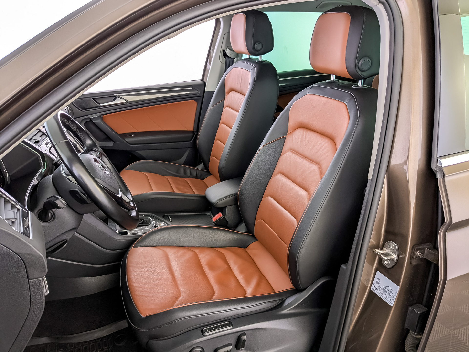 VOLKSWAGEN Tiguan 2.00 (220 л.с), автомат, 2019, пробег 138 492 км