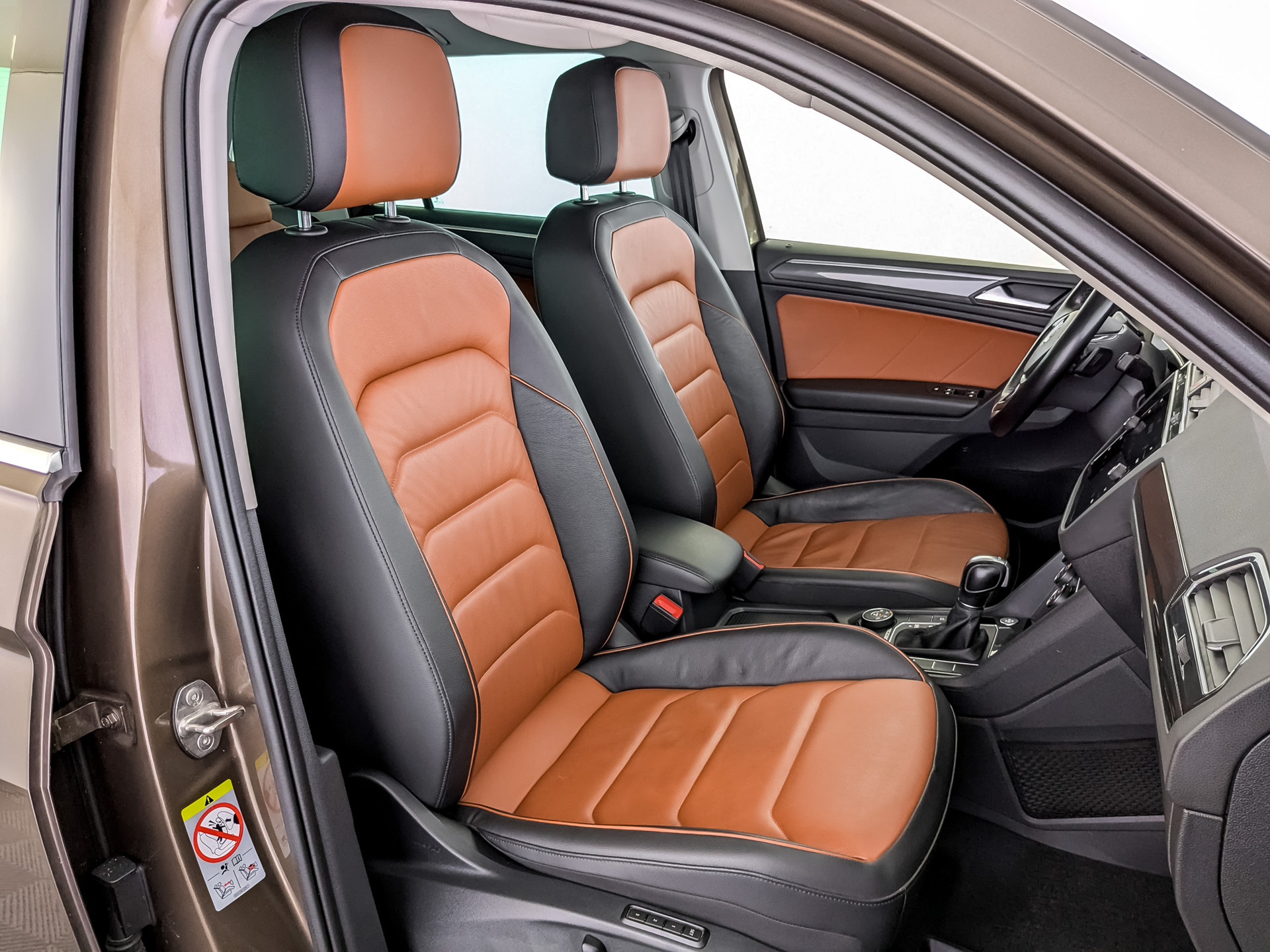 VOLKSWAGEN Tiguan 2.00 (220 л.с), автомат, 2019, пробег 138 492 км