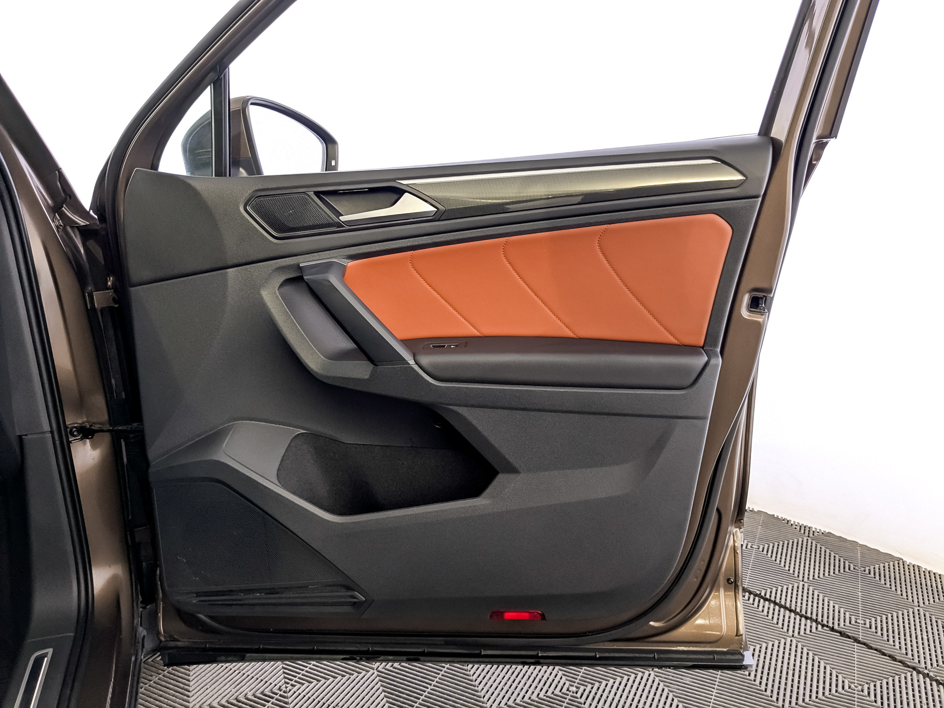 VOLKSWAGEN Tiguan 2.00 (220 л.с), автомат, 2019, пробег 138 492 км