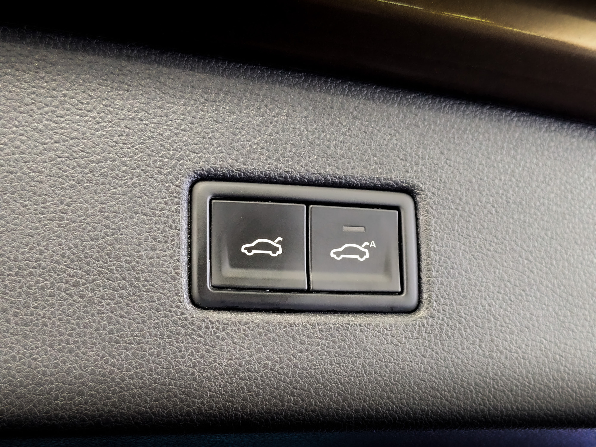 VOLKSWAGEN Tiguan 2.00 (220 л.с), автомат, 2019, пробег 138 492 км