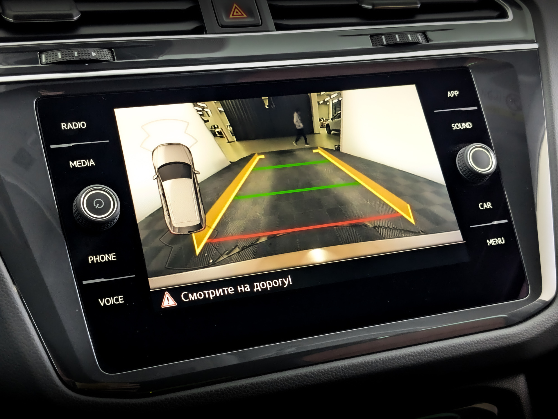 VOLKSWAGEN Tiguan 2.00 (220 л.с), автомат, 2019, пробег 138 492 км