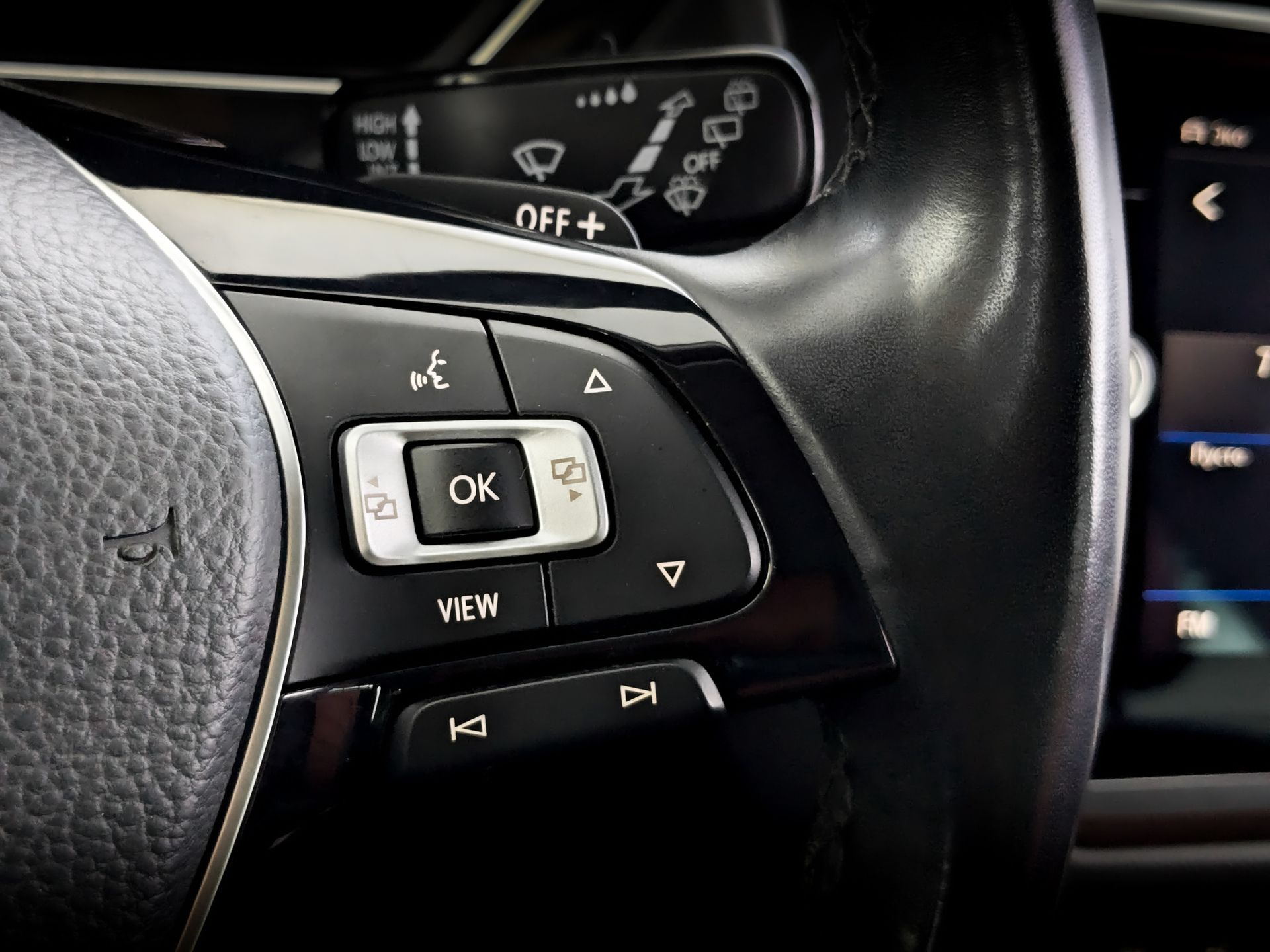 VOLKSWAGEN Tiguan 2.00 (220 л.с), автомат, 2019, пробег 138 492 км