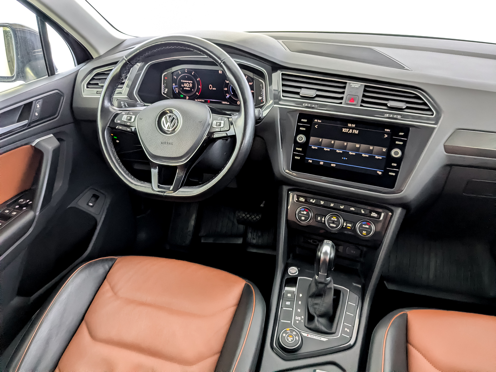 VOLKSWAGEN Tiguan 2.00 (220 л.с), автомат, 2019, пробег 138 492 км
