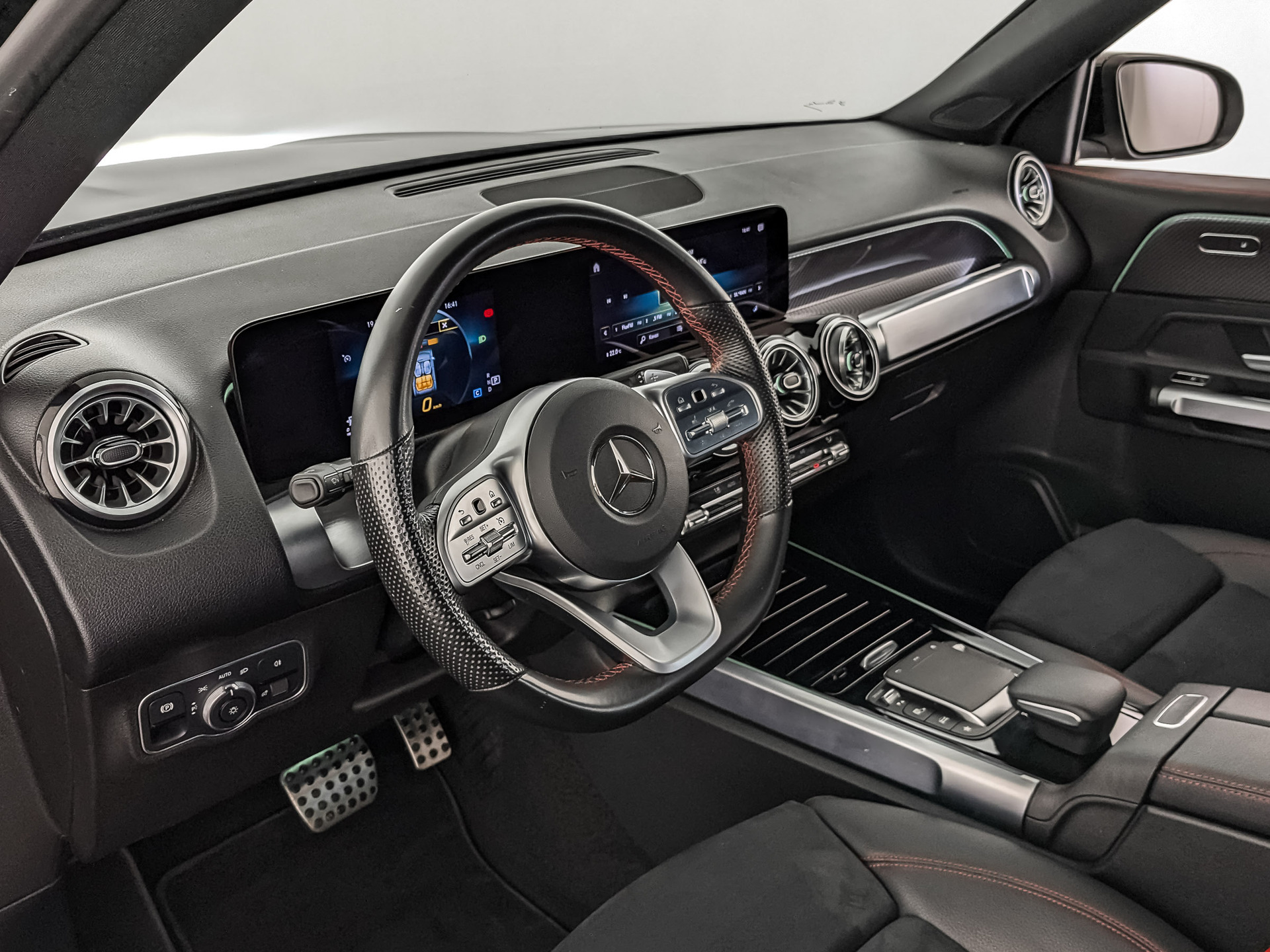 MERCEDES-BENZ GLB 1.30 (150 л.с), автомат, 2021, пробег 30 000 км