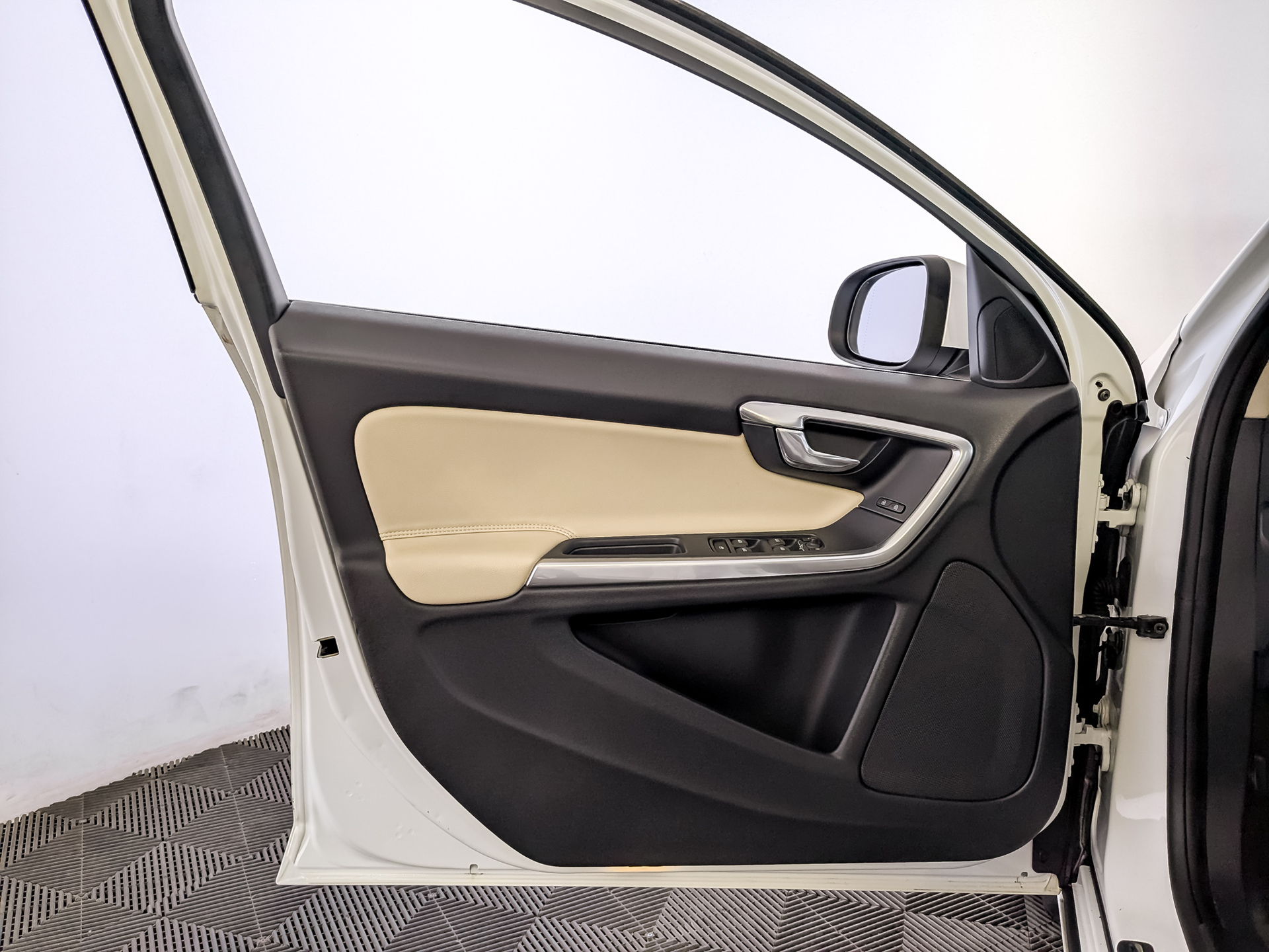 VOLVO S60 2.00 (180 л.с), автомат, 2014, пробег 114 730 км