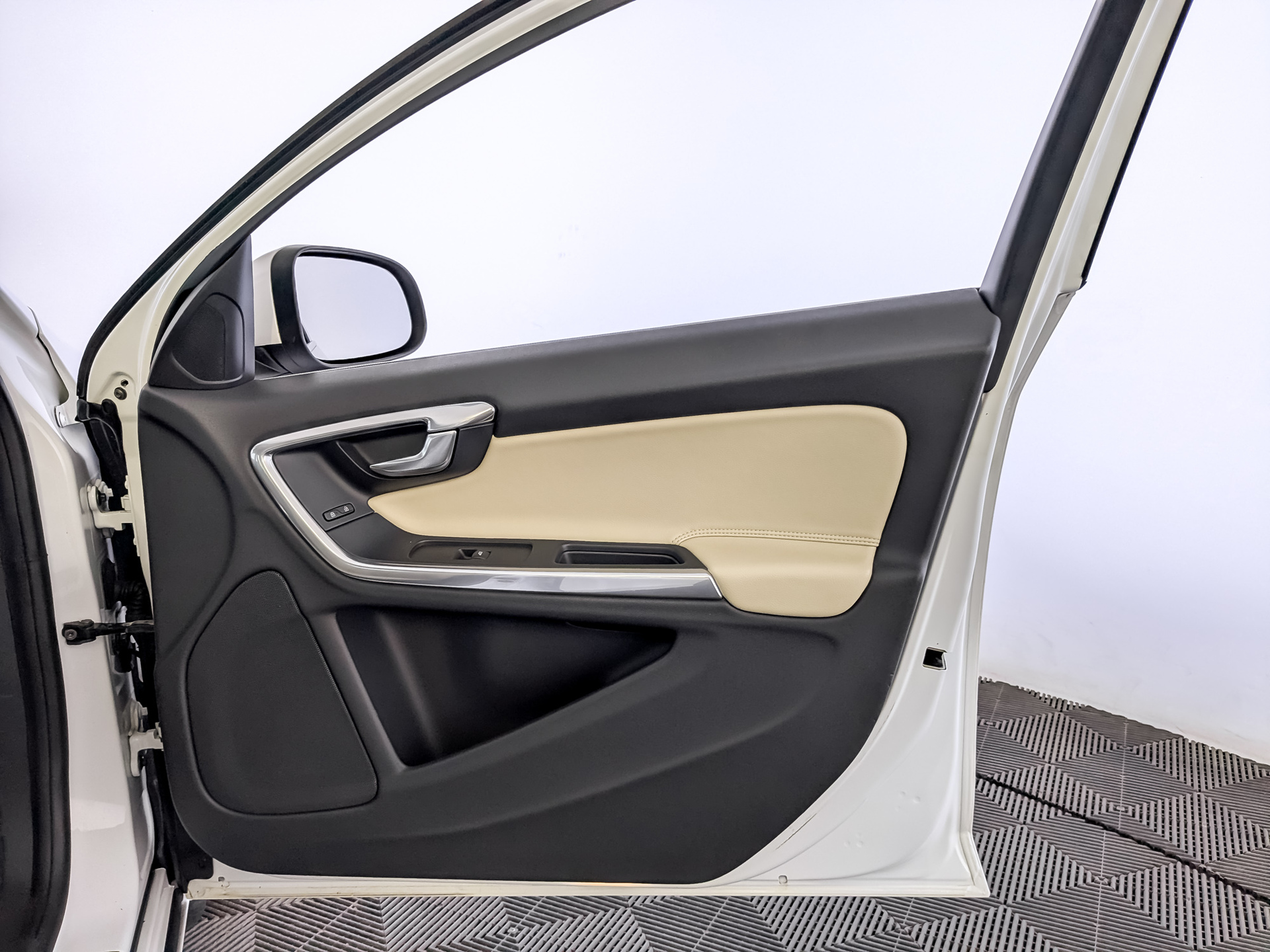 VOLVO S60 2.00 (180 л.с), автомат, 2014, пробег 114 730 км