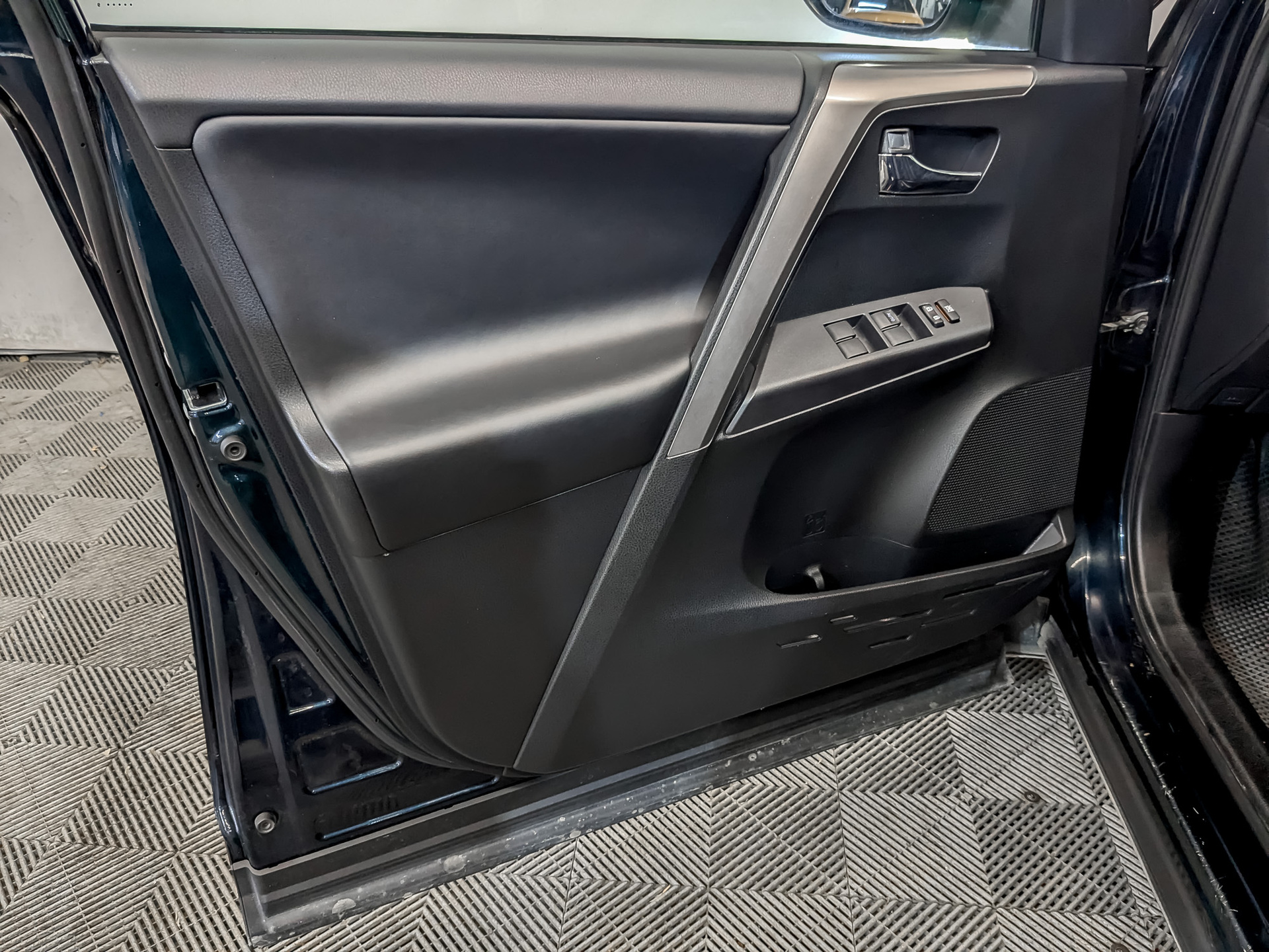 TOYOTA Rav-4 2.50 (180 л.с), автомат, 2019, пробег 77 892 км