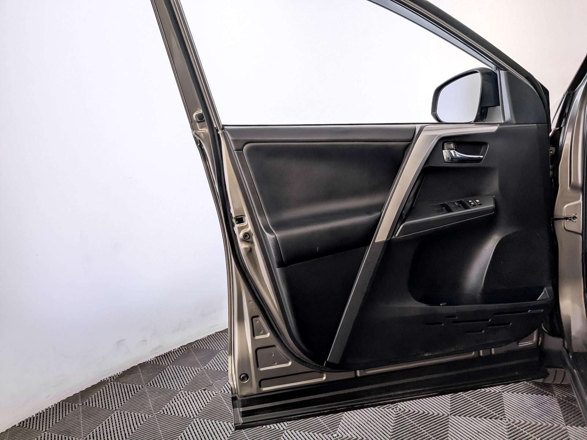 TOYOTA Rav-4 2.00 (146 л.с), автомат, 2019, пробег 101 198 км