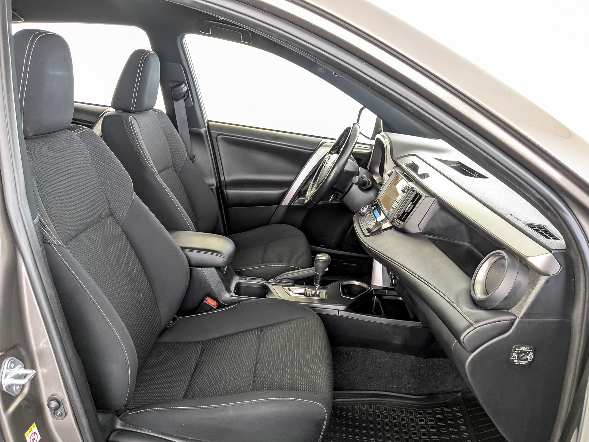 TOYOTA Rav-4 2.00 (146 л.с), автомат, 2019, пробег 101 198 км