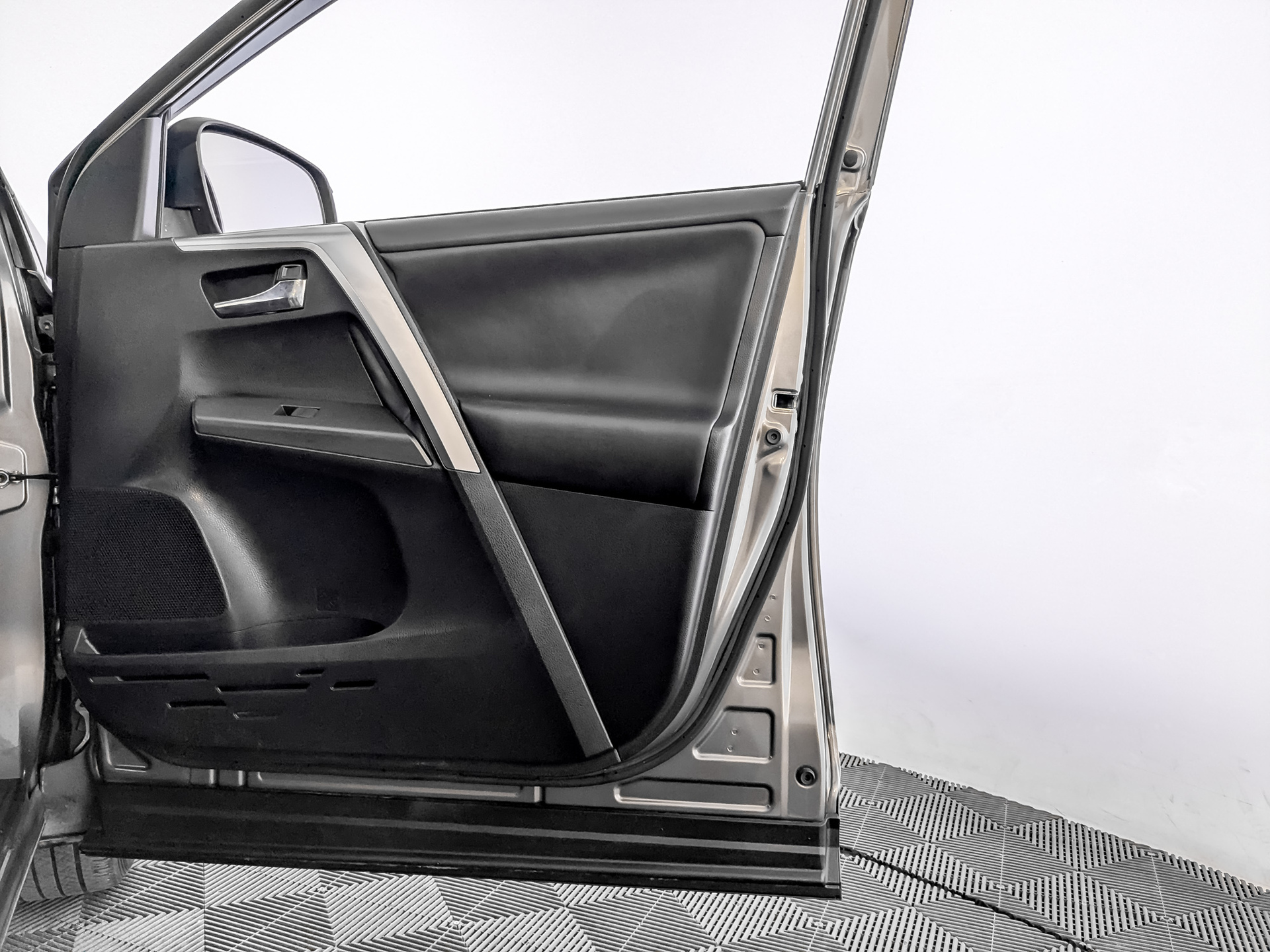 TOYOTA Rav-4 2.00 (146 л.с), автомат, 2019, пробег 101 198 км