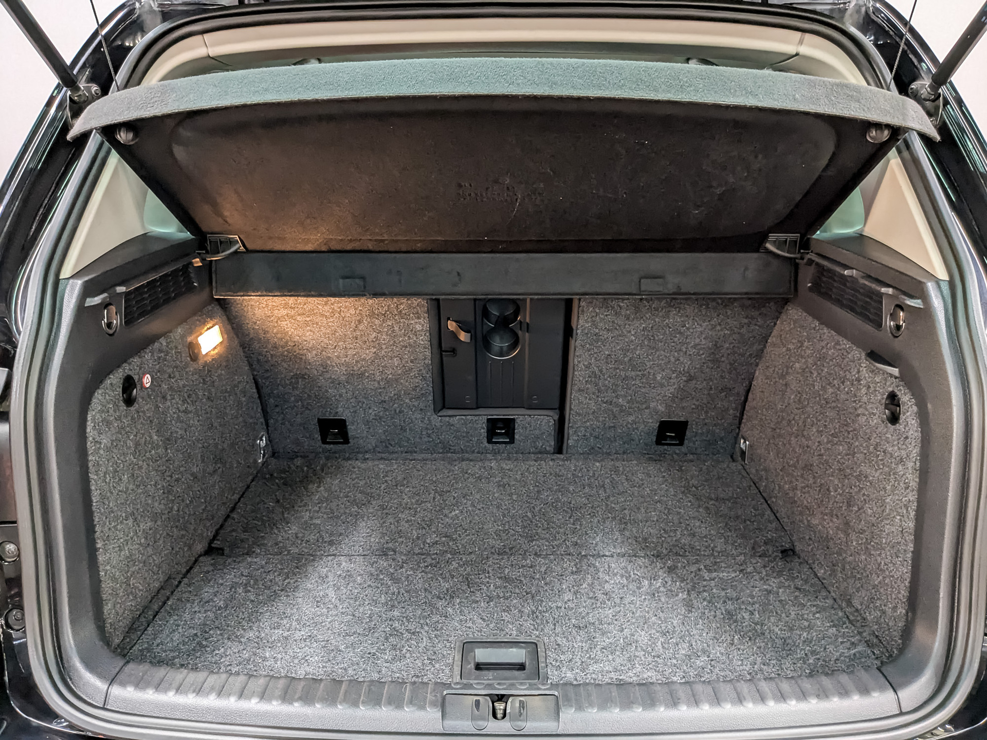 VOLKSWAGEN Tiguan 2.00 (170 л.с), автомат, 2013, пробег 92 227 км
