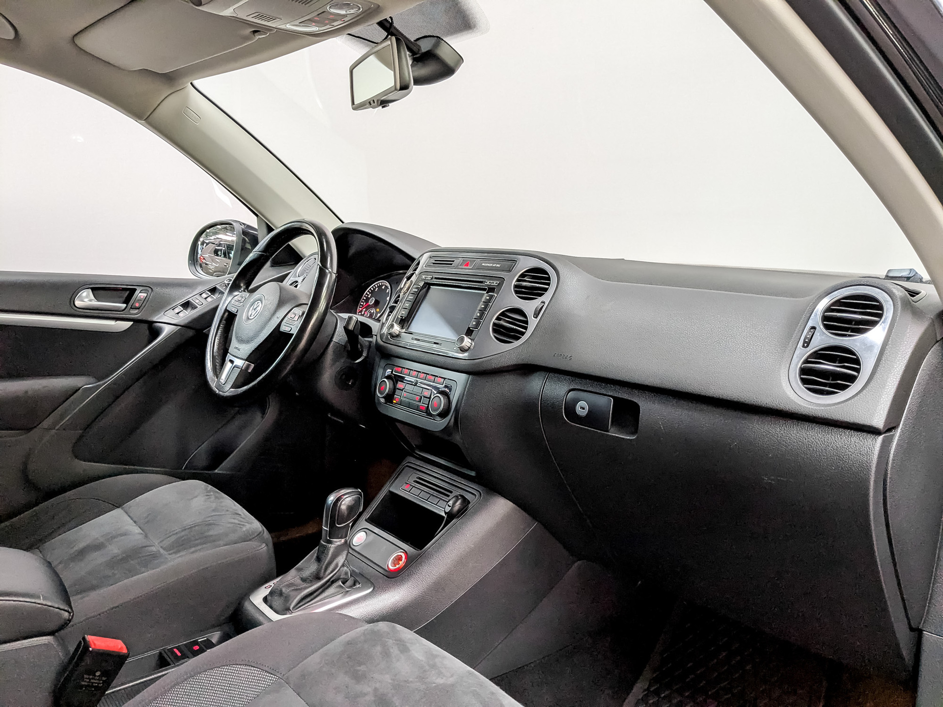 VOLKSWAGEN Tiguan 2.00 (170 л.с), автомат, 2013, пробег 92 227 км