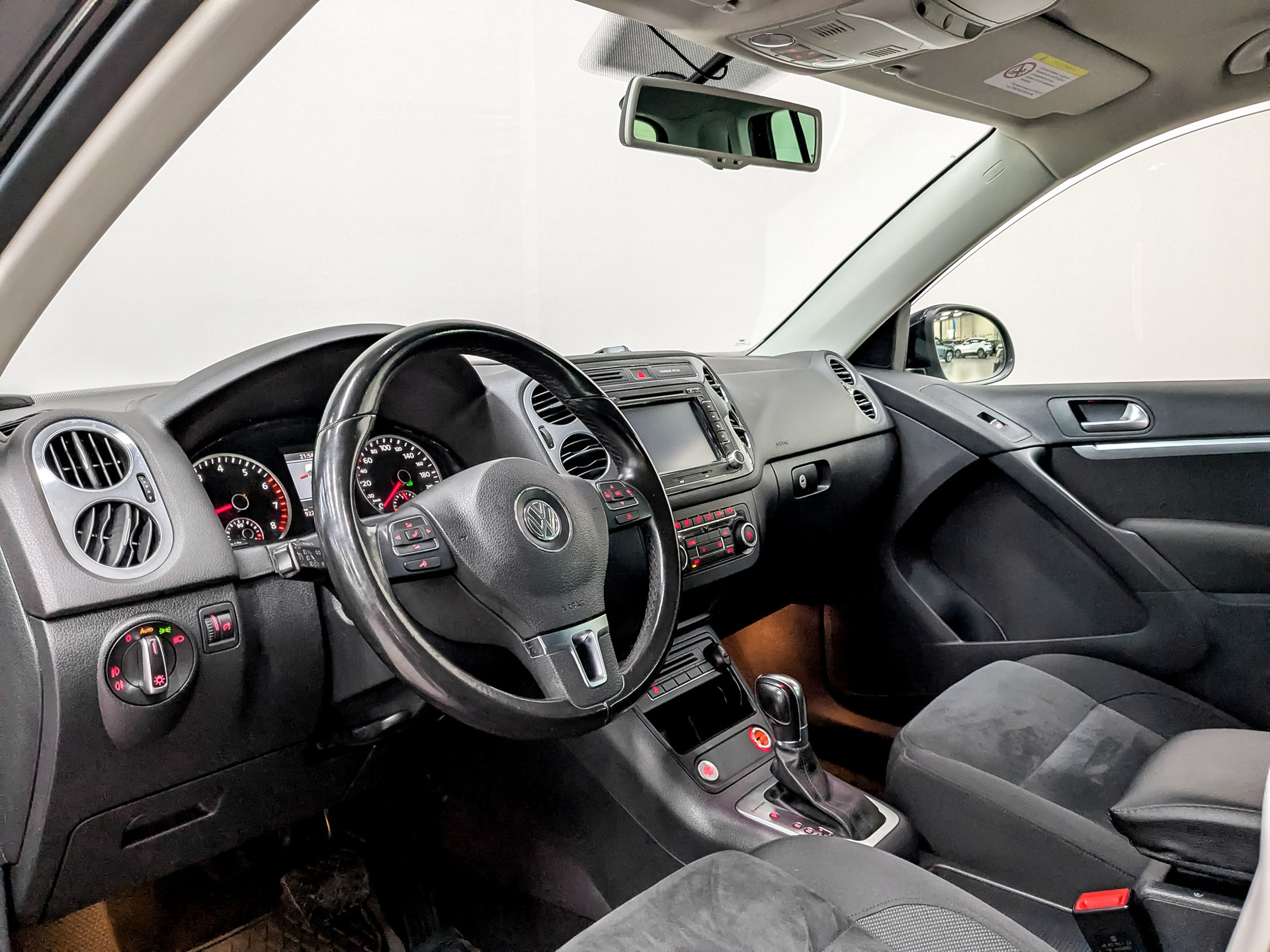 VOLKSWAGEN Tiguan 2.00 (170 л.с), автомат, 2013, пробег 92 227 км