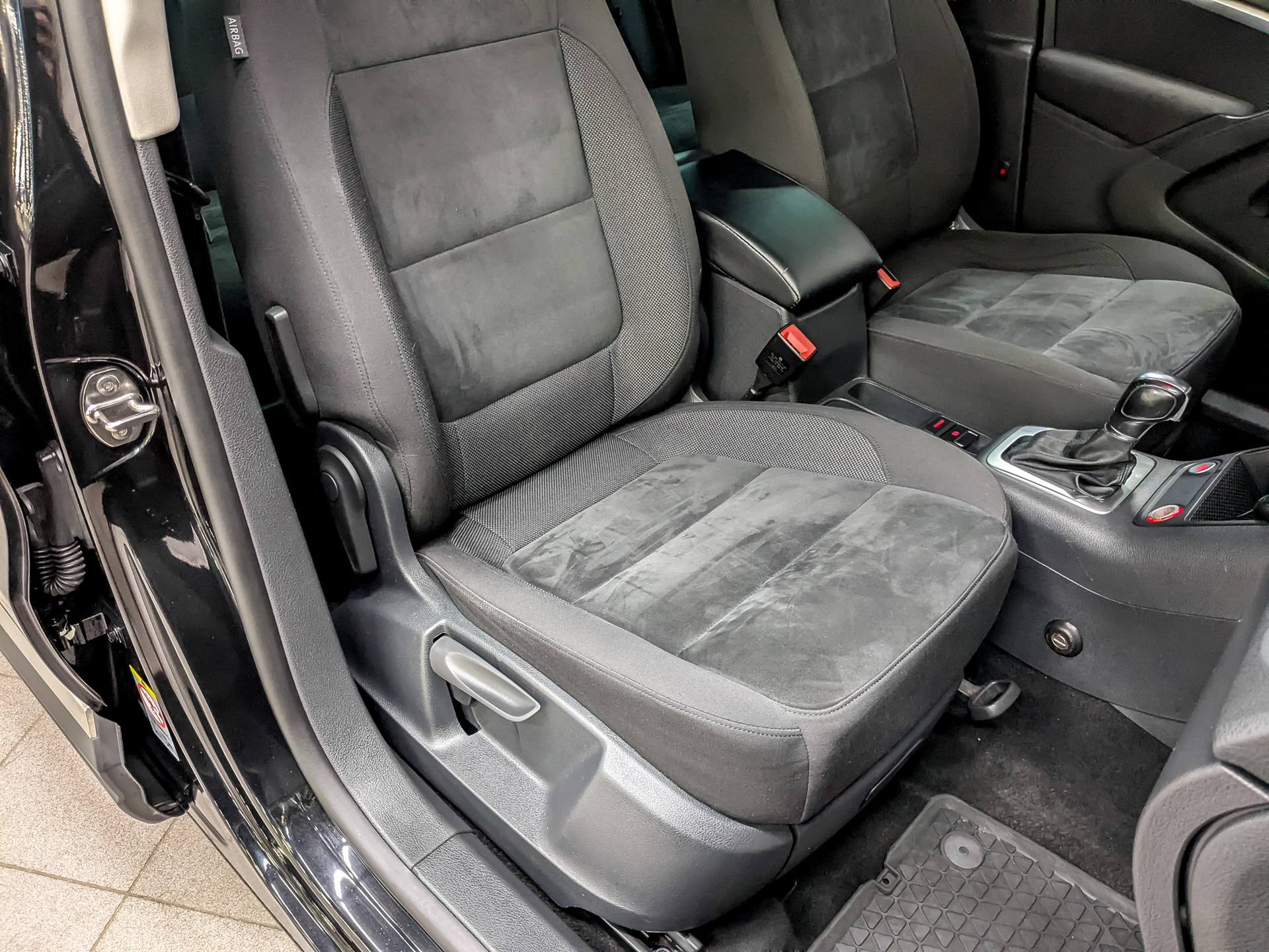 VOLKSWAGEN Tiguan 2.00 (170 л.с), автомат, 2013, пробег 92 227 км