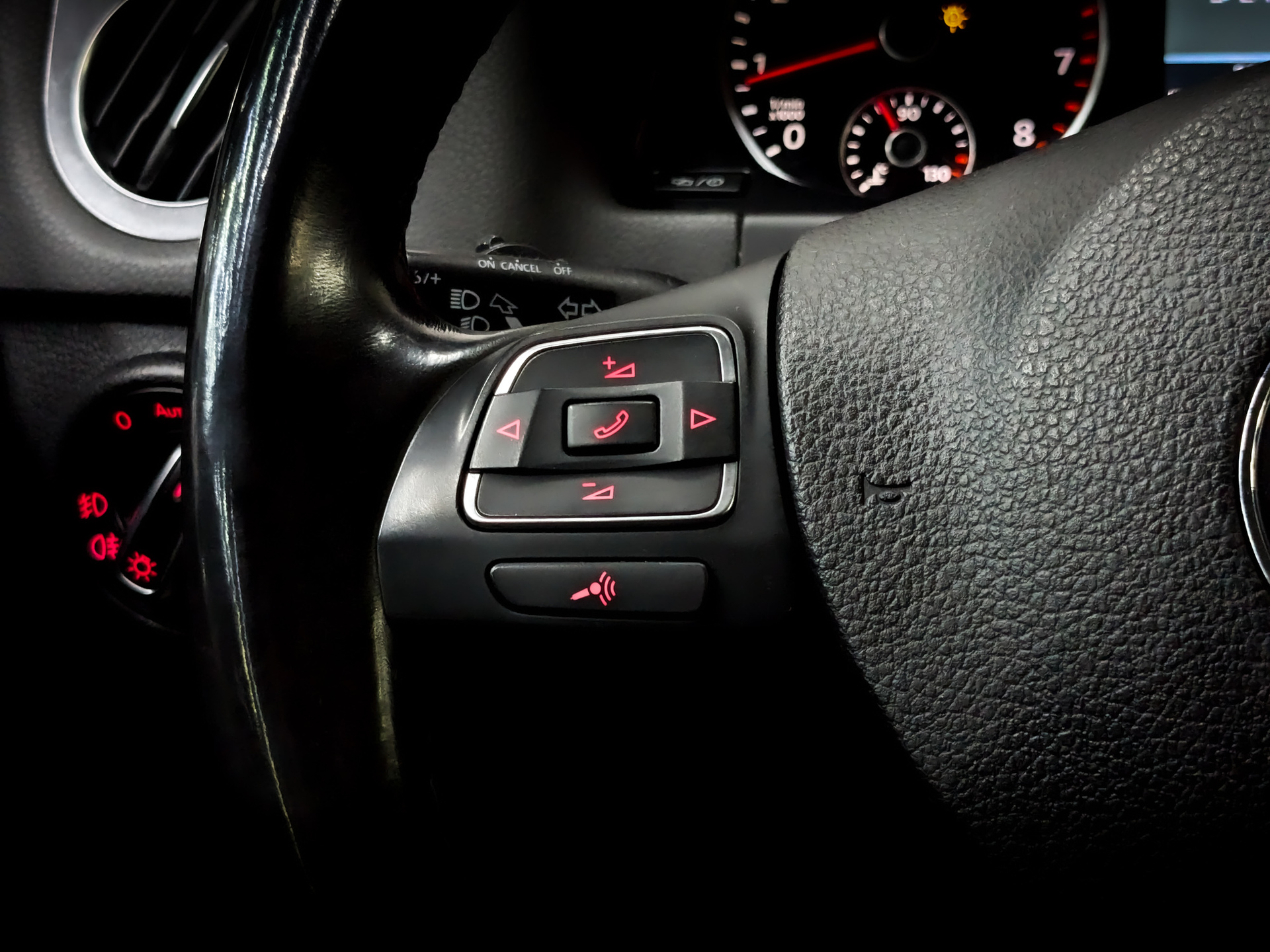 VOLKSWAGEN Tiguan 2.00 (170 л.с), автомат, 2013, пробег 92 227 км
