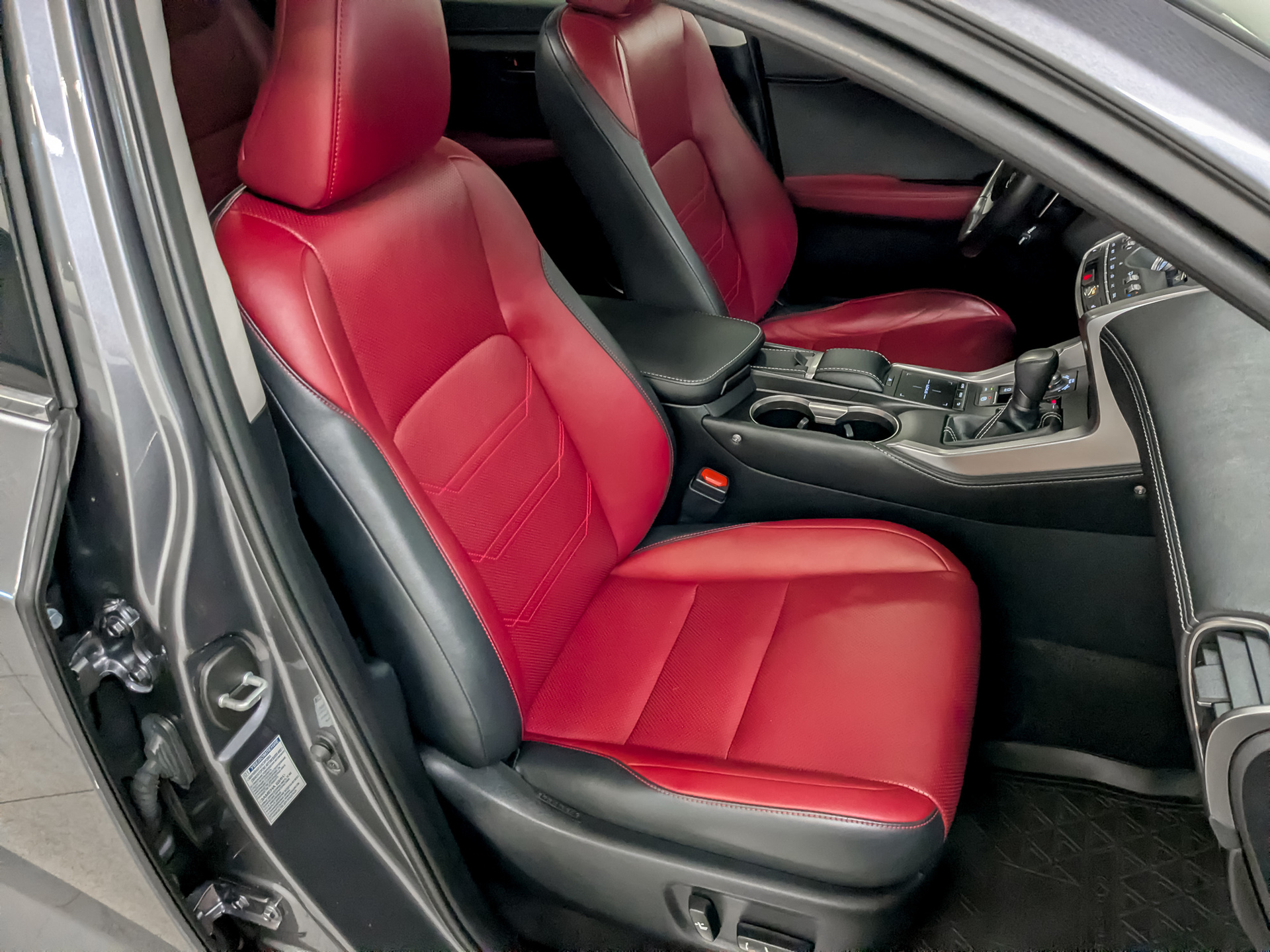LEXUS NX 2.00 (238 л.с), автомат, 2019, пробег 64 681 км