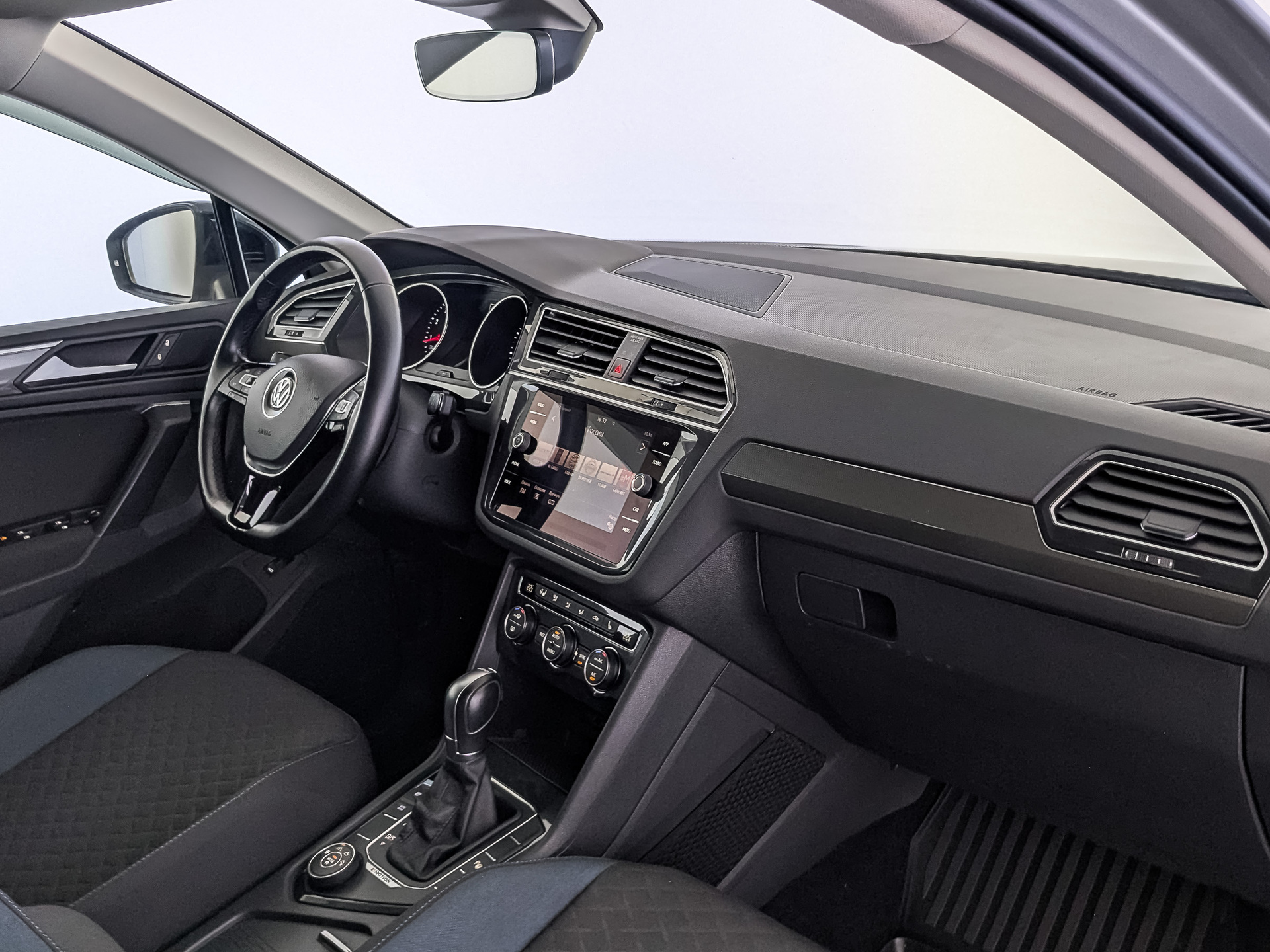 VOLKSWAGEN Tiguan 1.40 (150 л.с), автомат, 2019, пробег 81 862 км