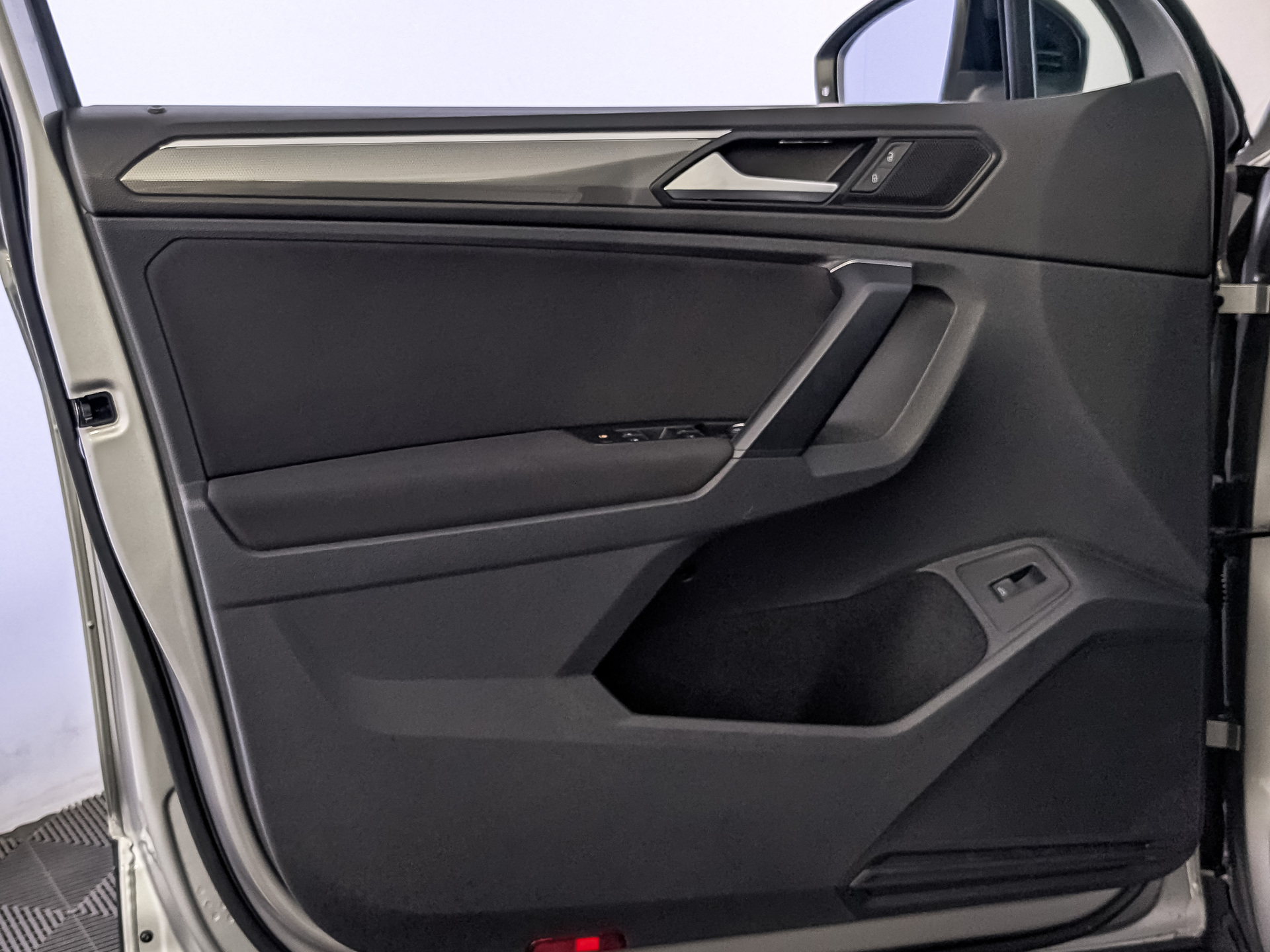 VOLKSWAGEN Tiguan 1.40 (150 л.с), автомат, 2019, пробег 81 862 км