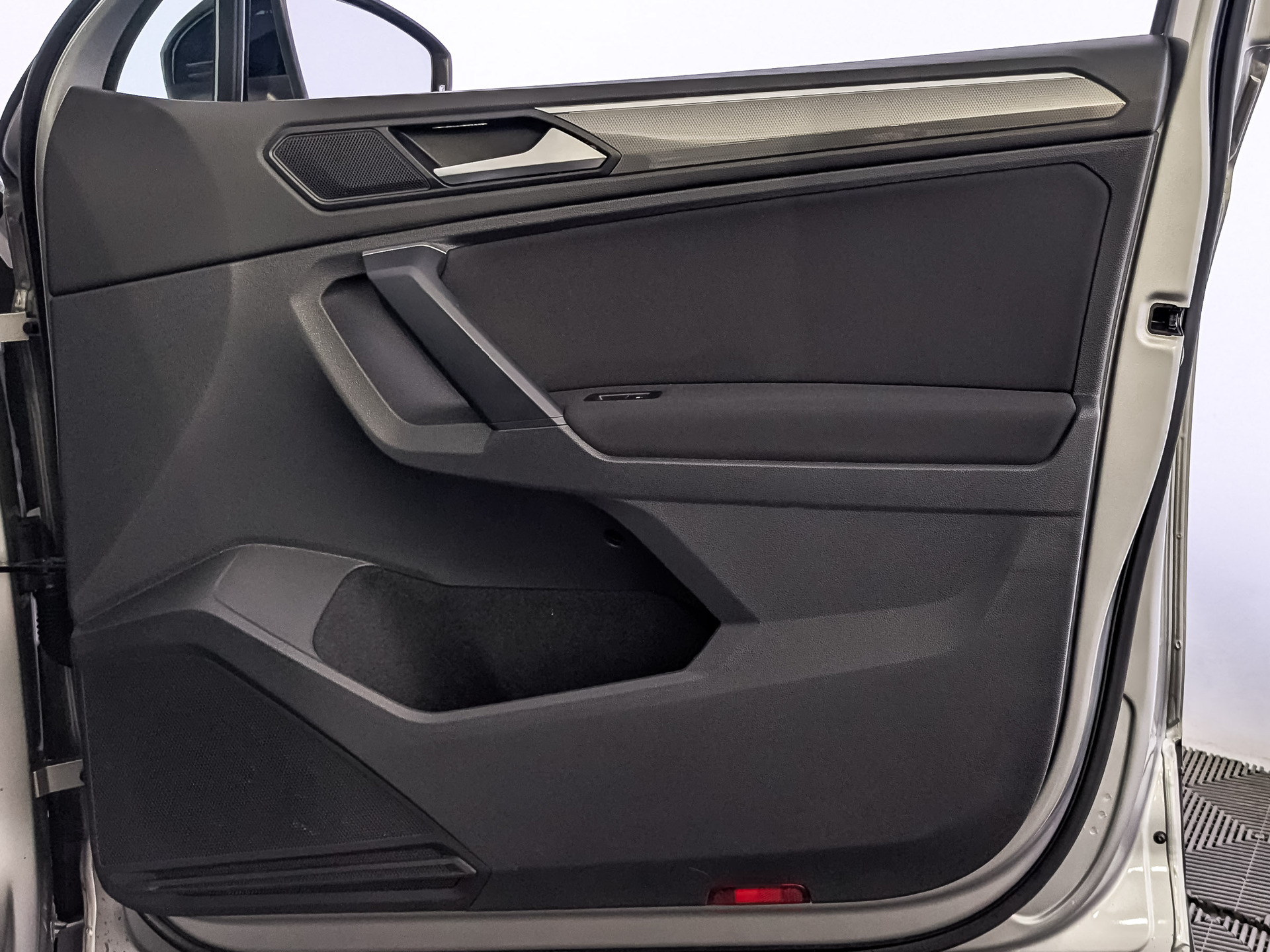 VOLKSWAGEN Tiguan 1.40 (150 л.с), автомат, 2019, пробег 81 862 км
