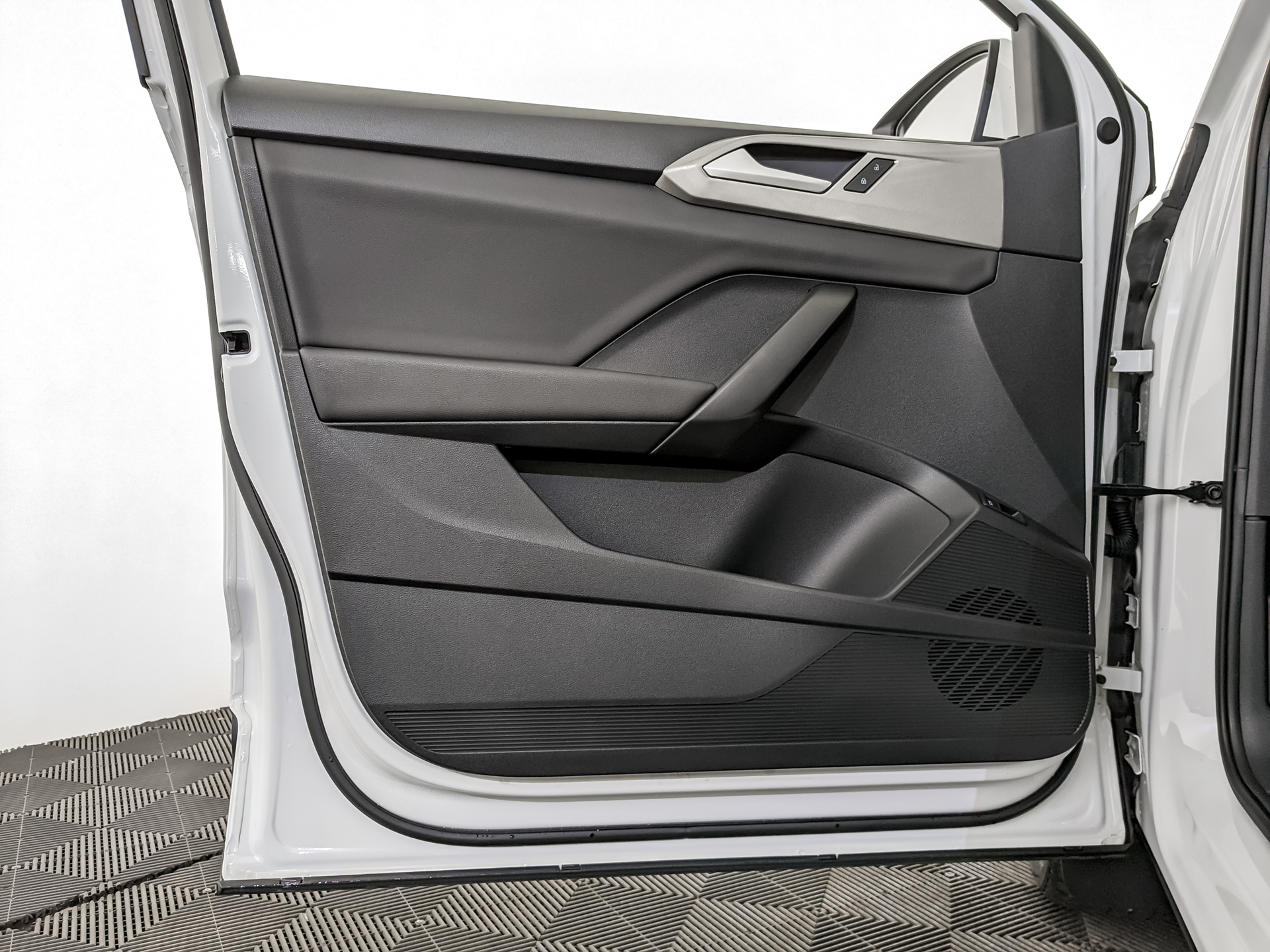 VOLKSWAGEN Taos 1.40 (150 л.с), автомат, 2021, пробег 81 034 км