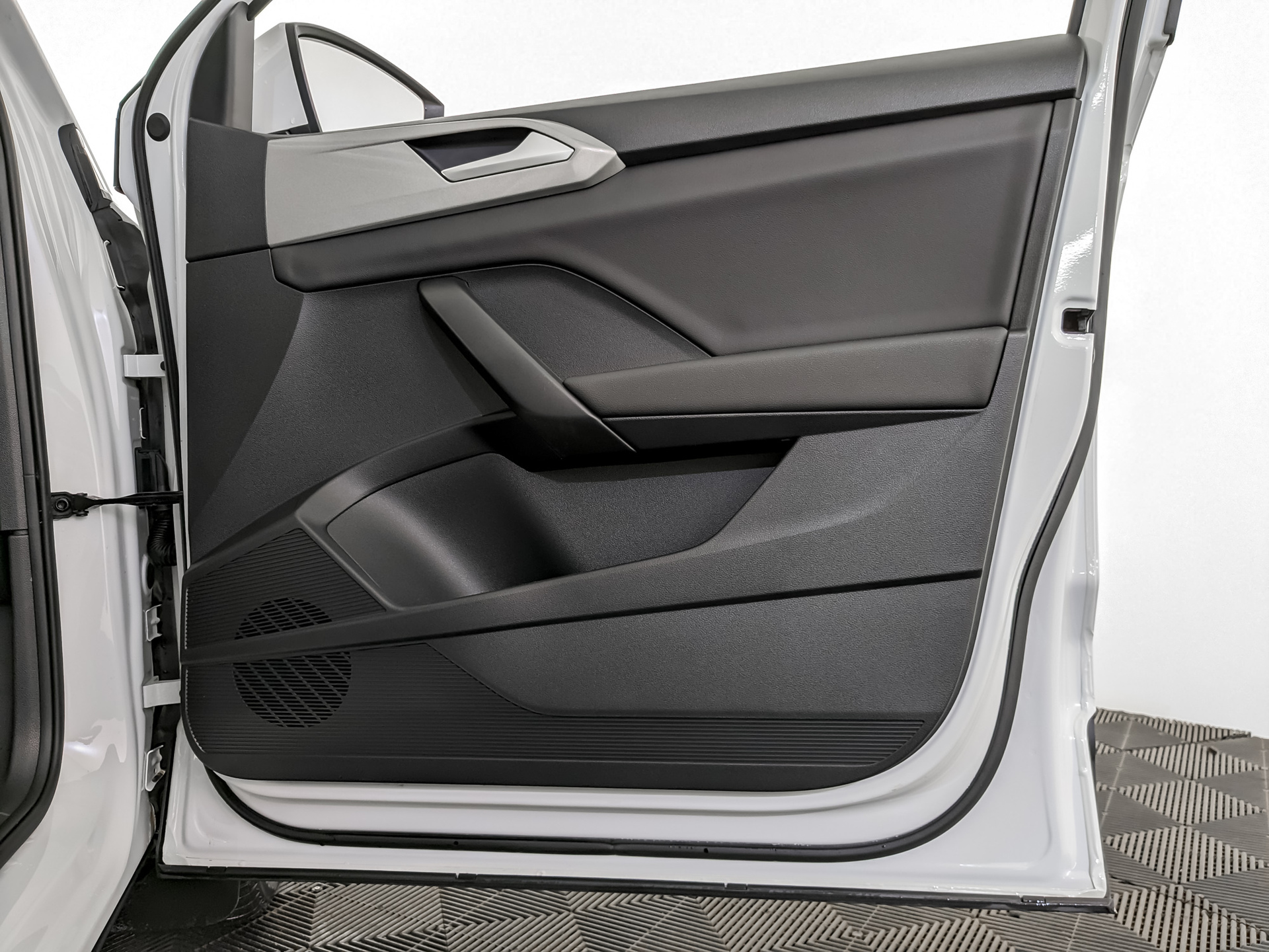 VOLKSWAGEN Taos 1.40 (150 л.с), автомат, 2021, пробег 81 034 км
