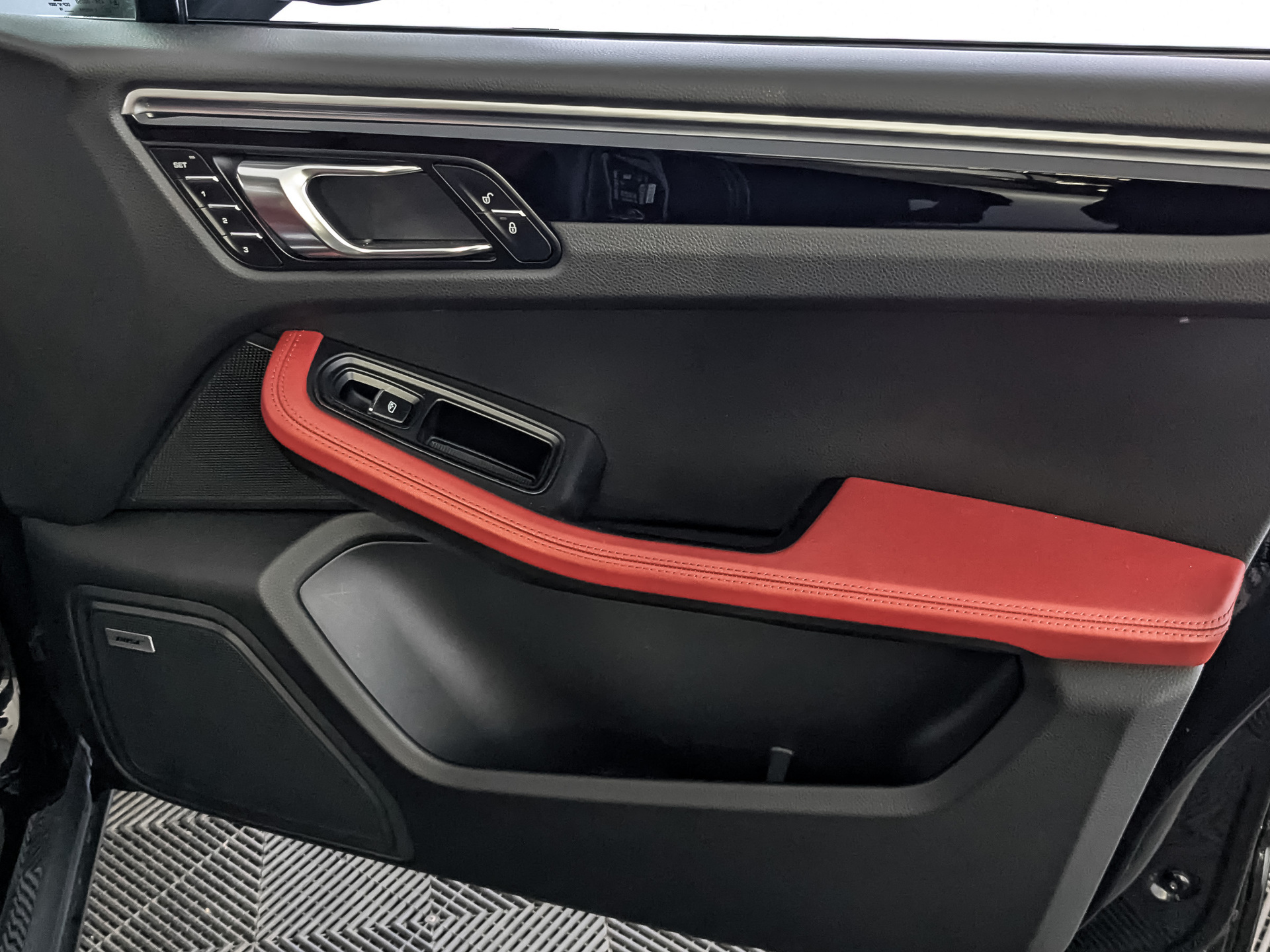 PORSCHE Macan 3.00 (245 л.с), автомат, 2018, пробег 108 529 км