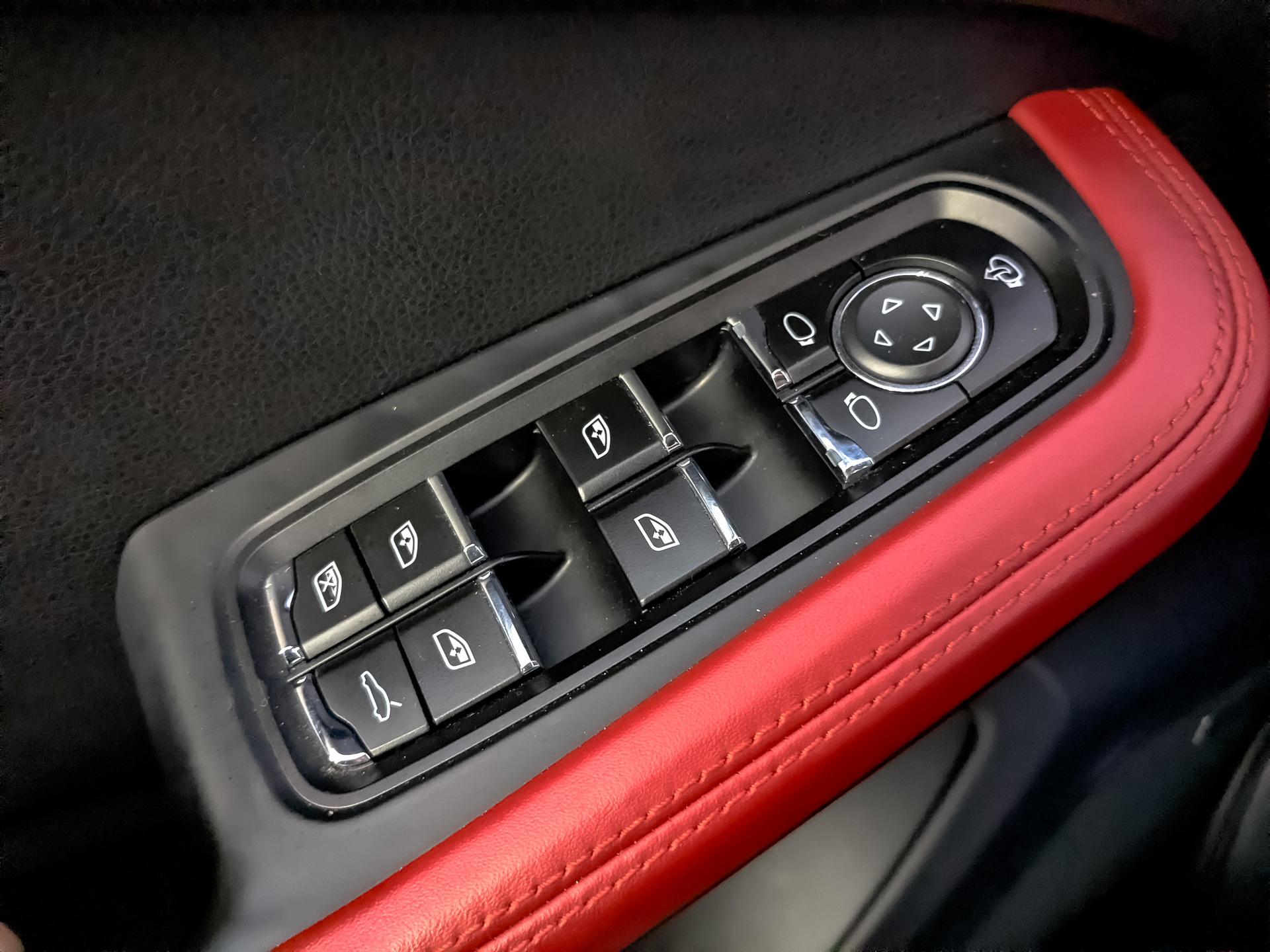 PORSCHE Macan 3.00 (245 л.с), автомат, 2018, пробег 108 529 км