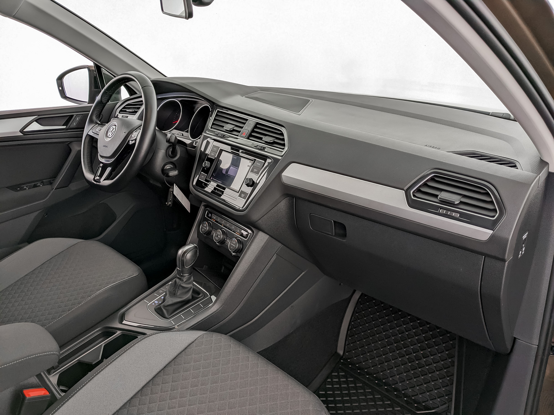 VOLKSWAGEN Tiguan 1.40 (150 л.с), автомат, 2018, пробег 37 000 км