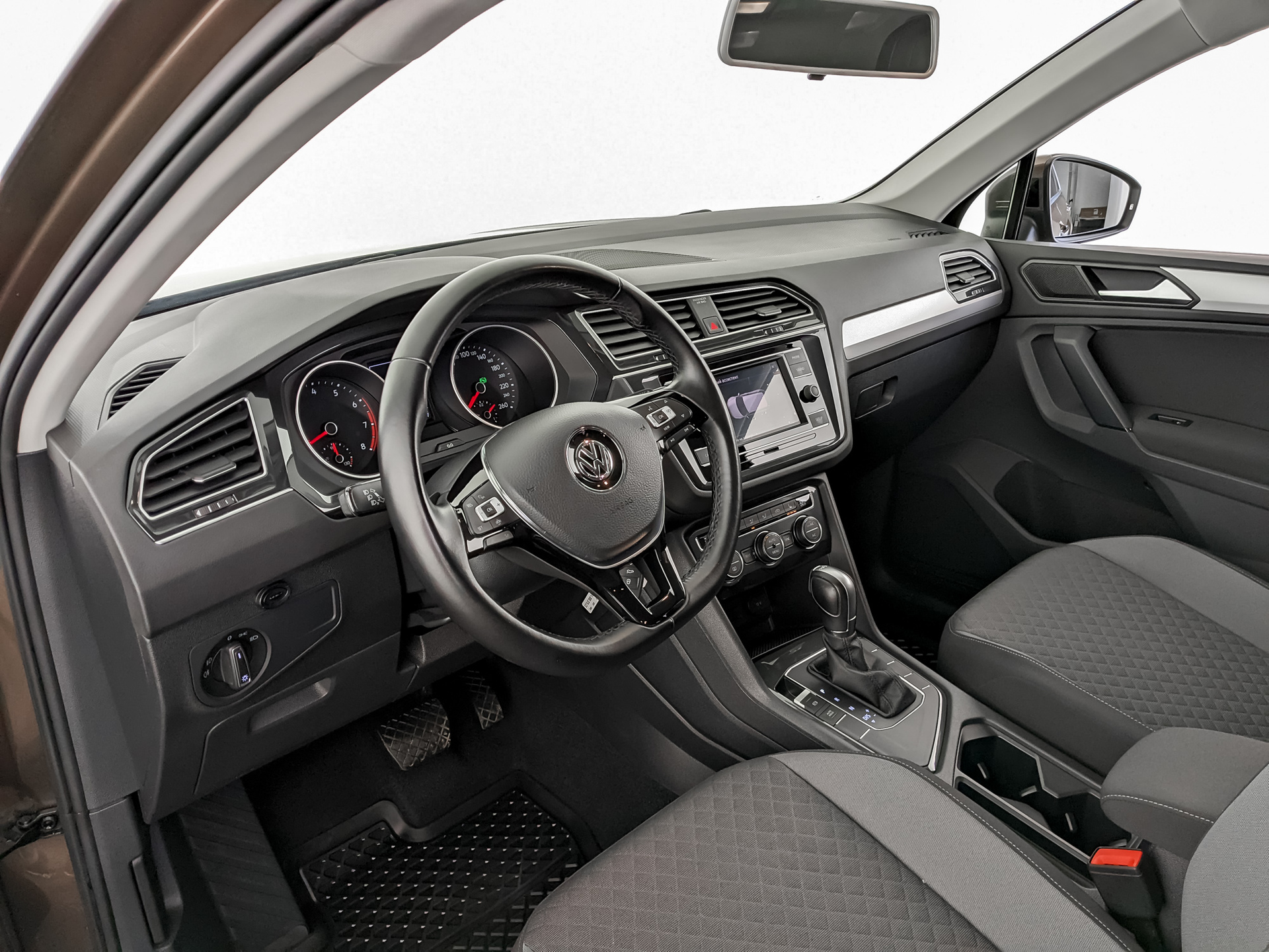 VOLKSWAGEN Tiguan 1.40 (150 л.с), автомат, 2018, пробег 37 000 км
