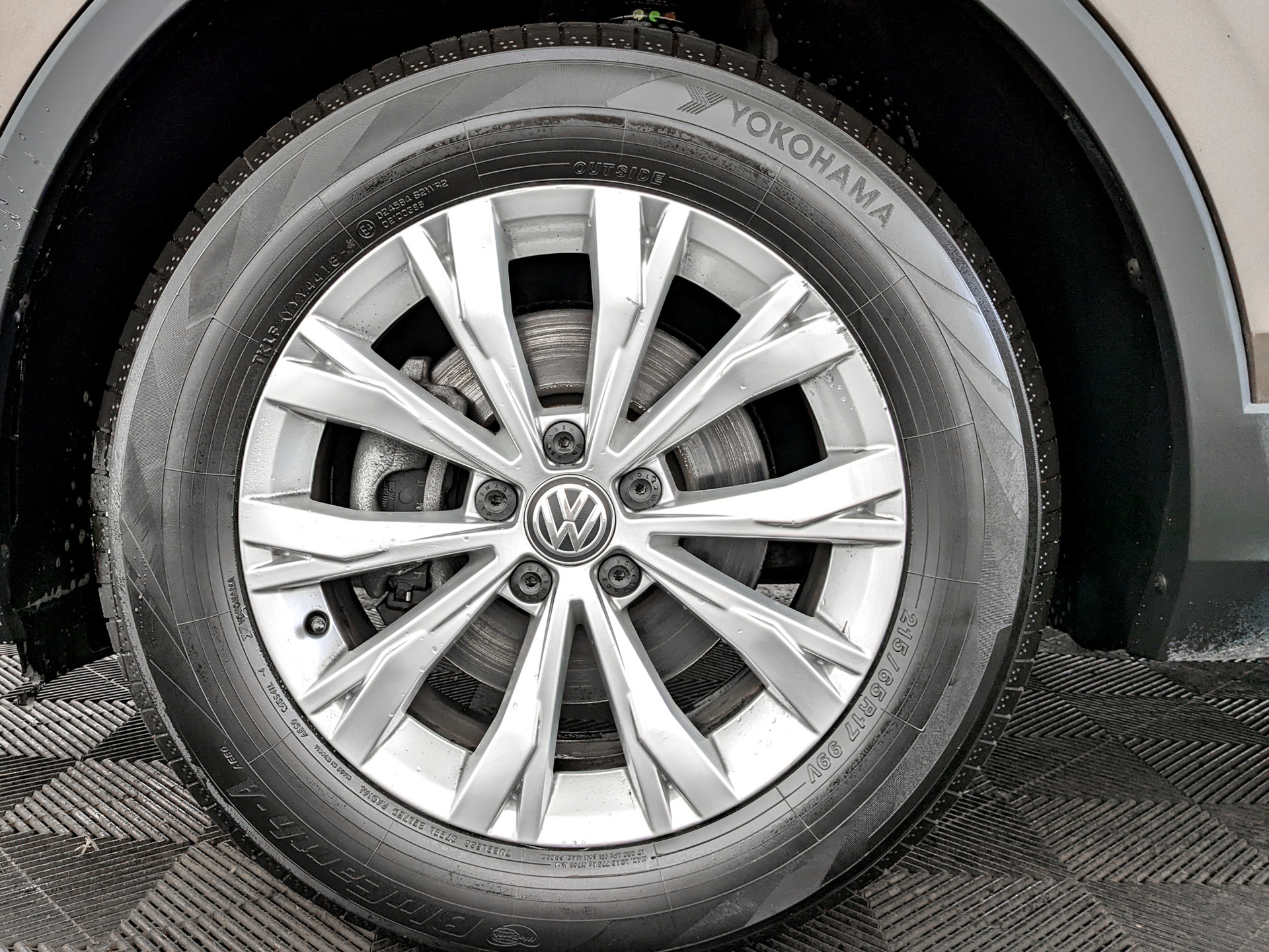 VOLKSWAGEN Tiguan 1.40 (150 л.с), автомат, 2018, пробег 37 000 км