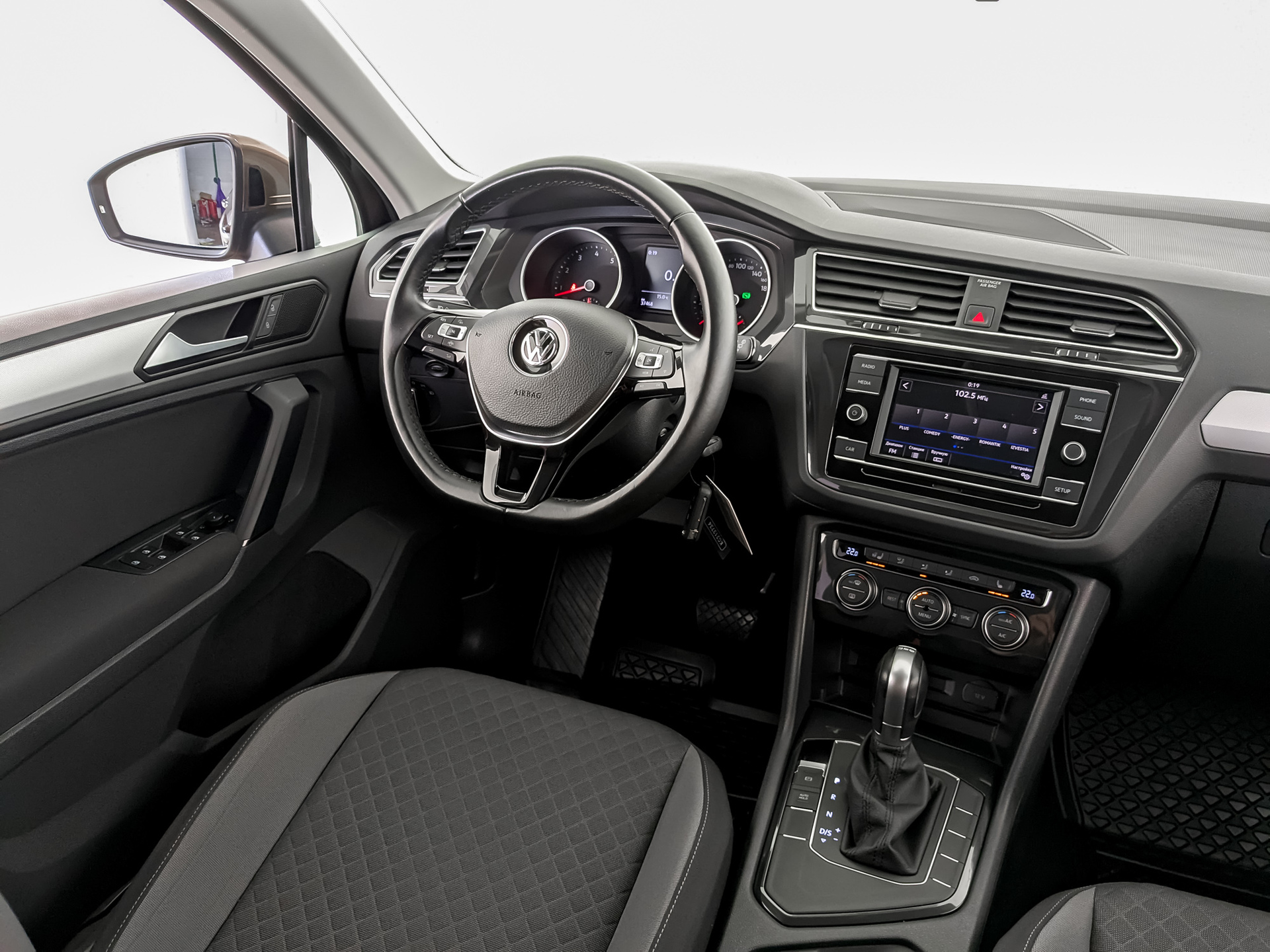 VOLKSWAGEN Tiguan 1.40 (150 л.с), автомат, 2018, пробег 37 000 км