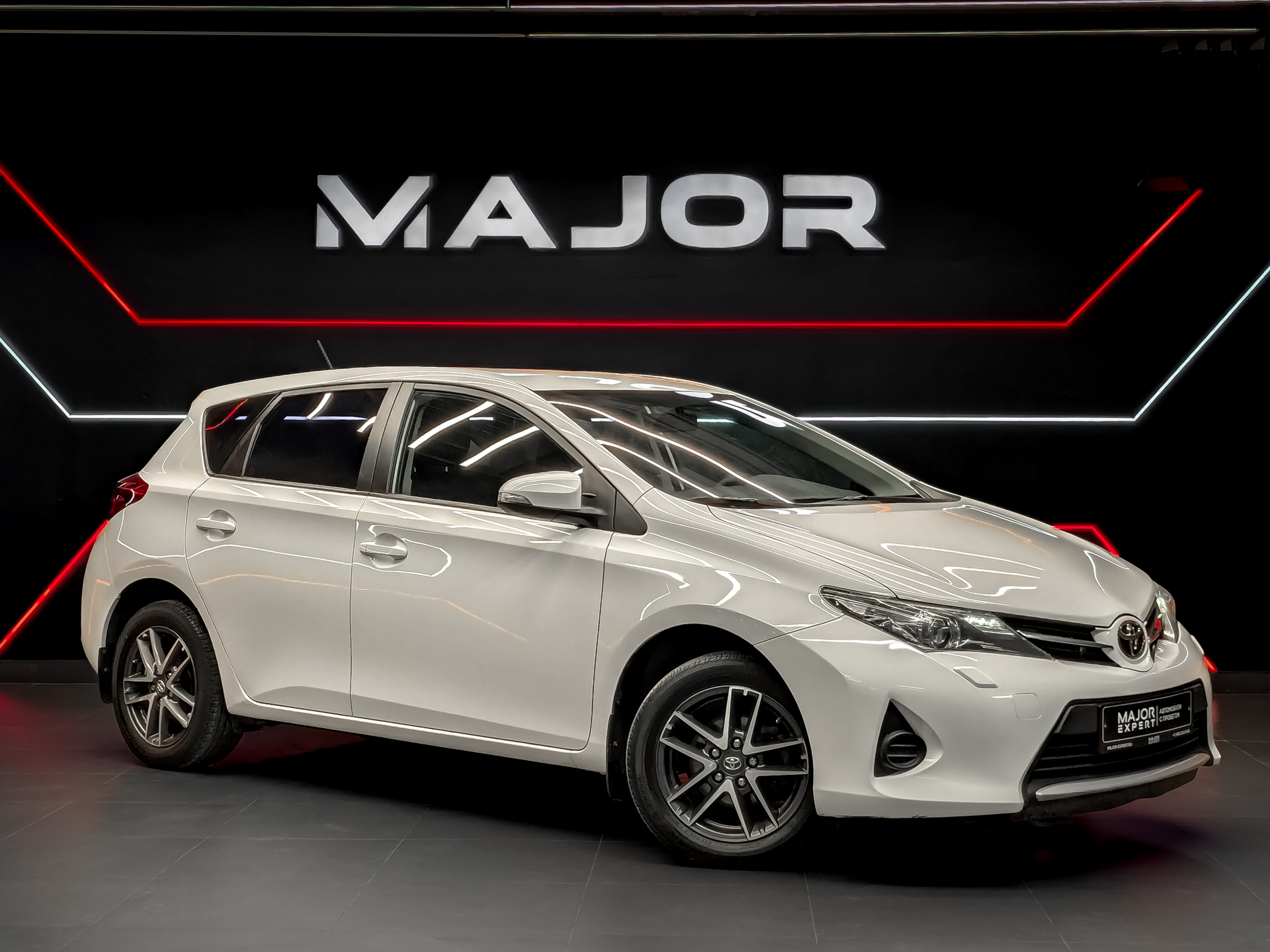 TOYOTA Auris 1.60 (132 л.с), автомат, 2014, пробег 90 640 км