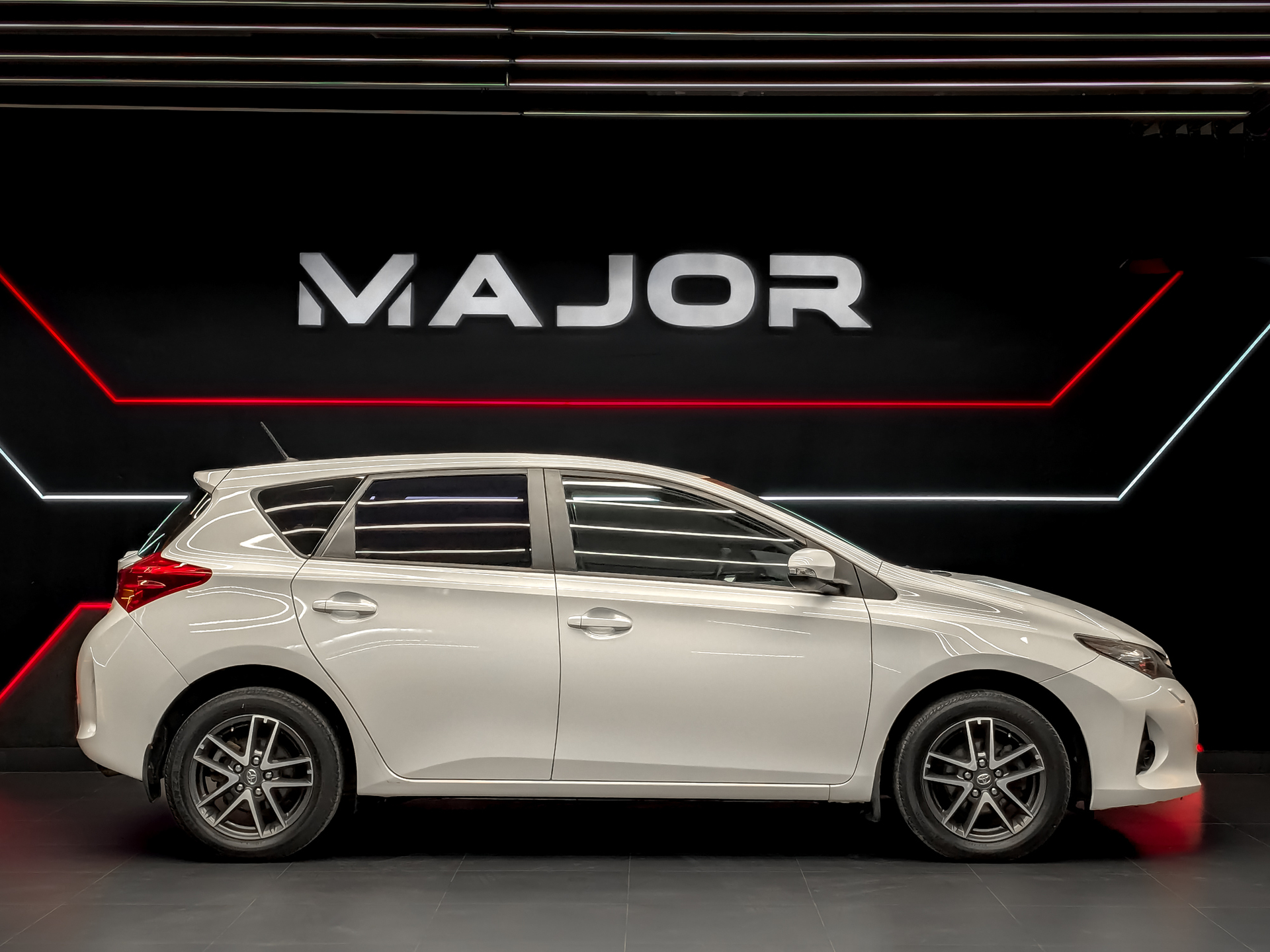 TOYOTA Auris 1.60 (132 л.с), автомат, 2014, пробег 90 640 км